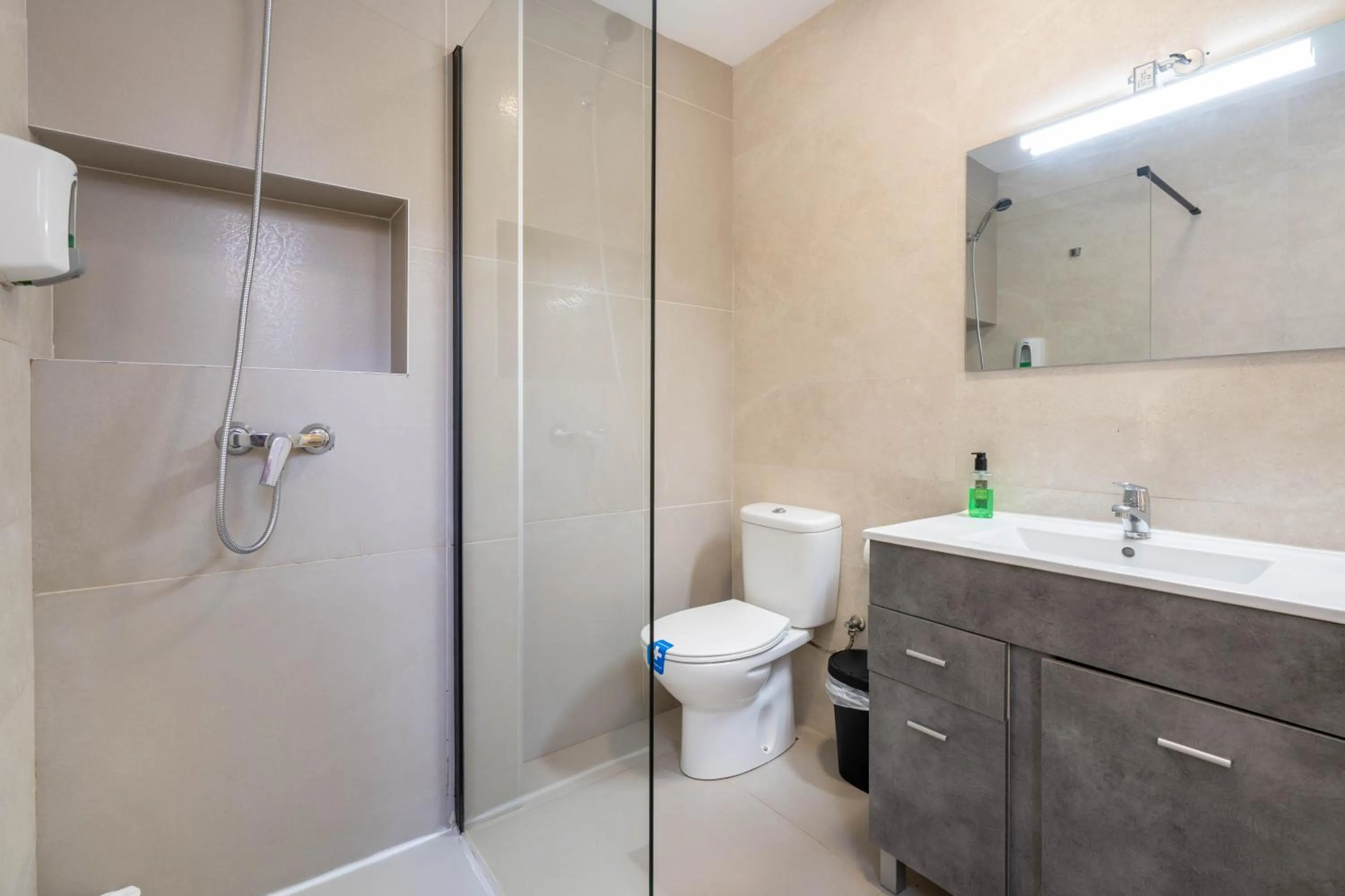 Shower in BF Rooms Almeria Centro