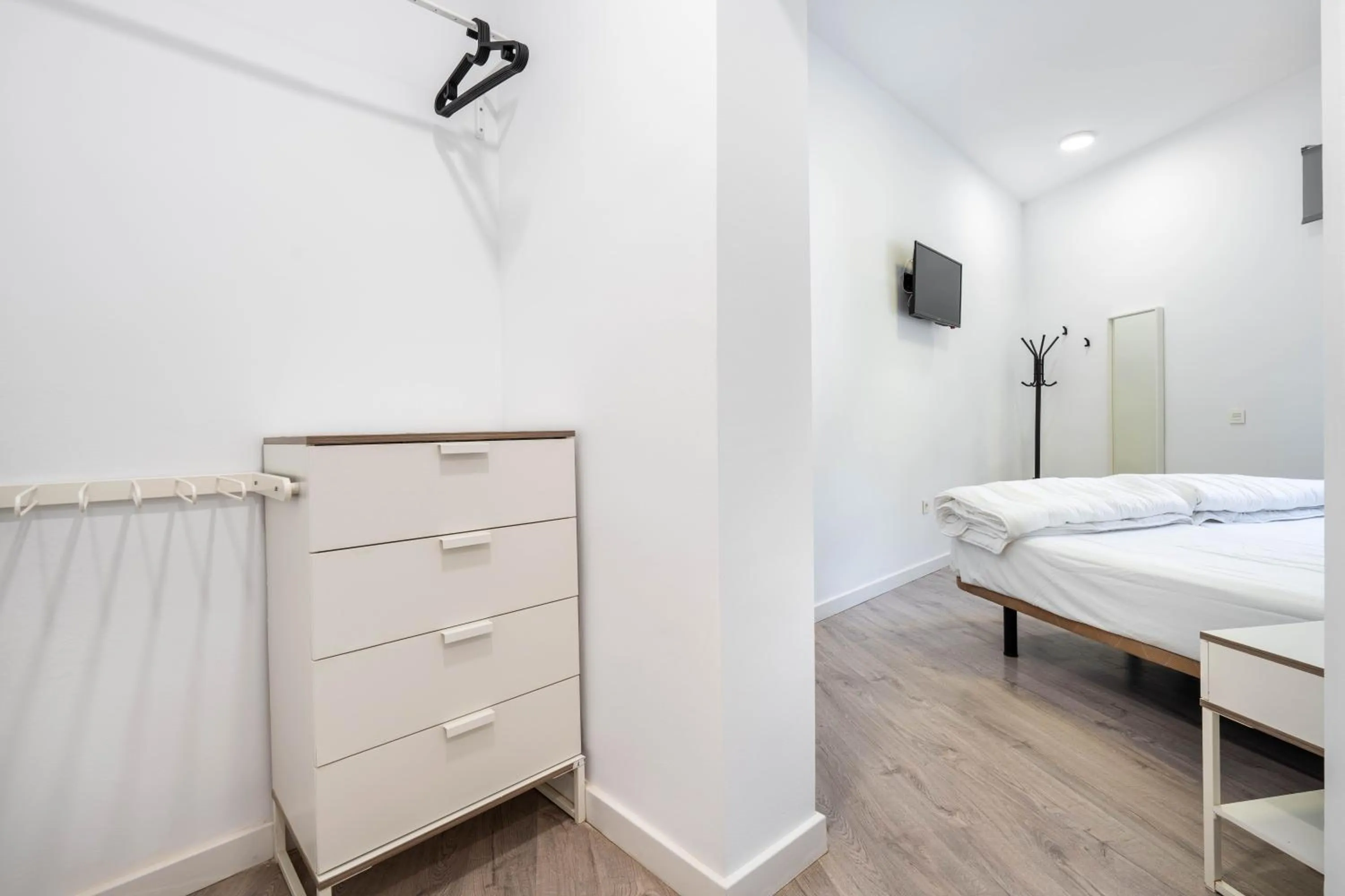 wardrobe, Bed in BF Rooms Almeria Centro