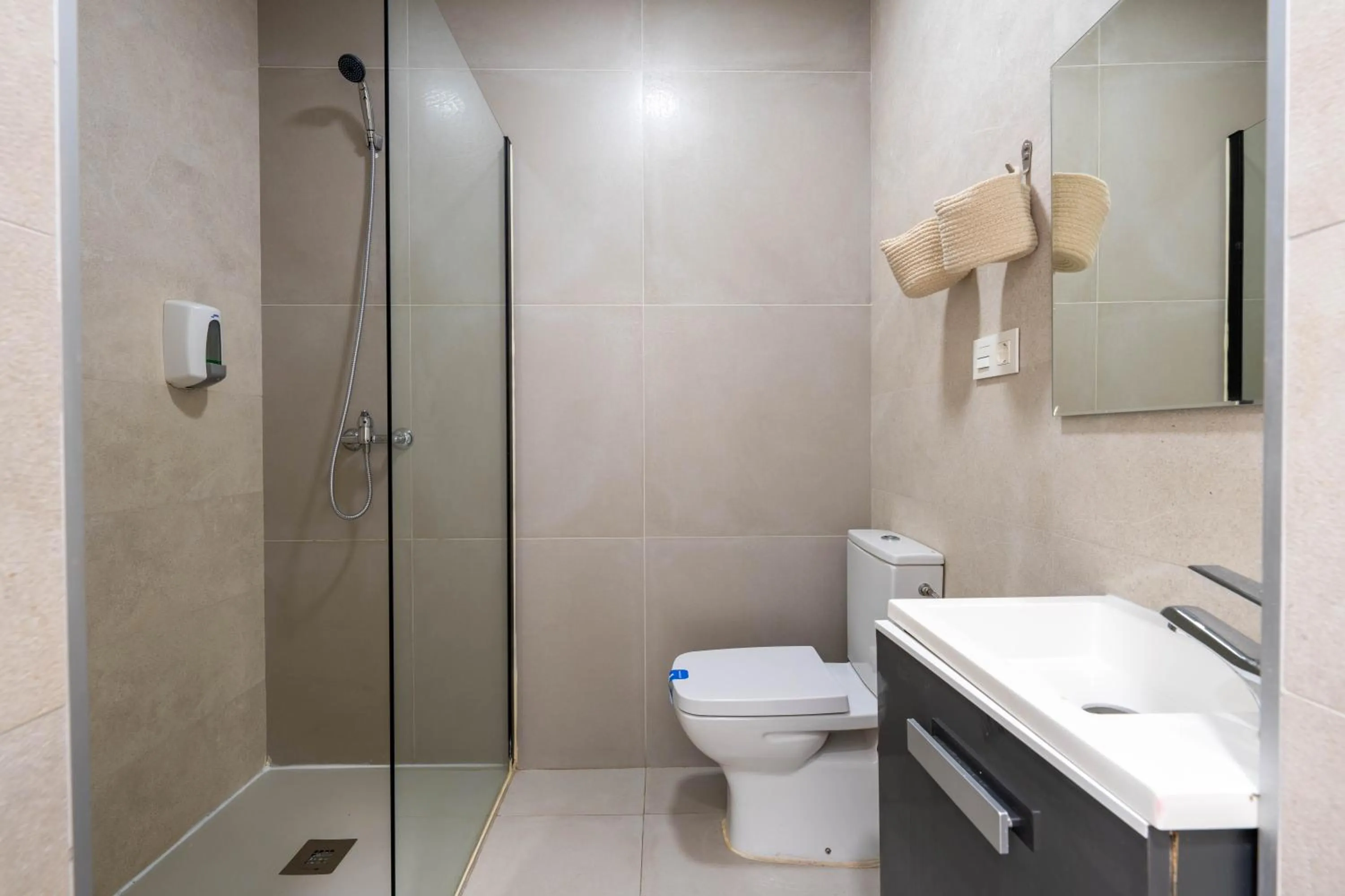 Shower in BF Rooms Almeria Centro