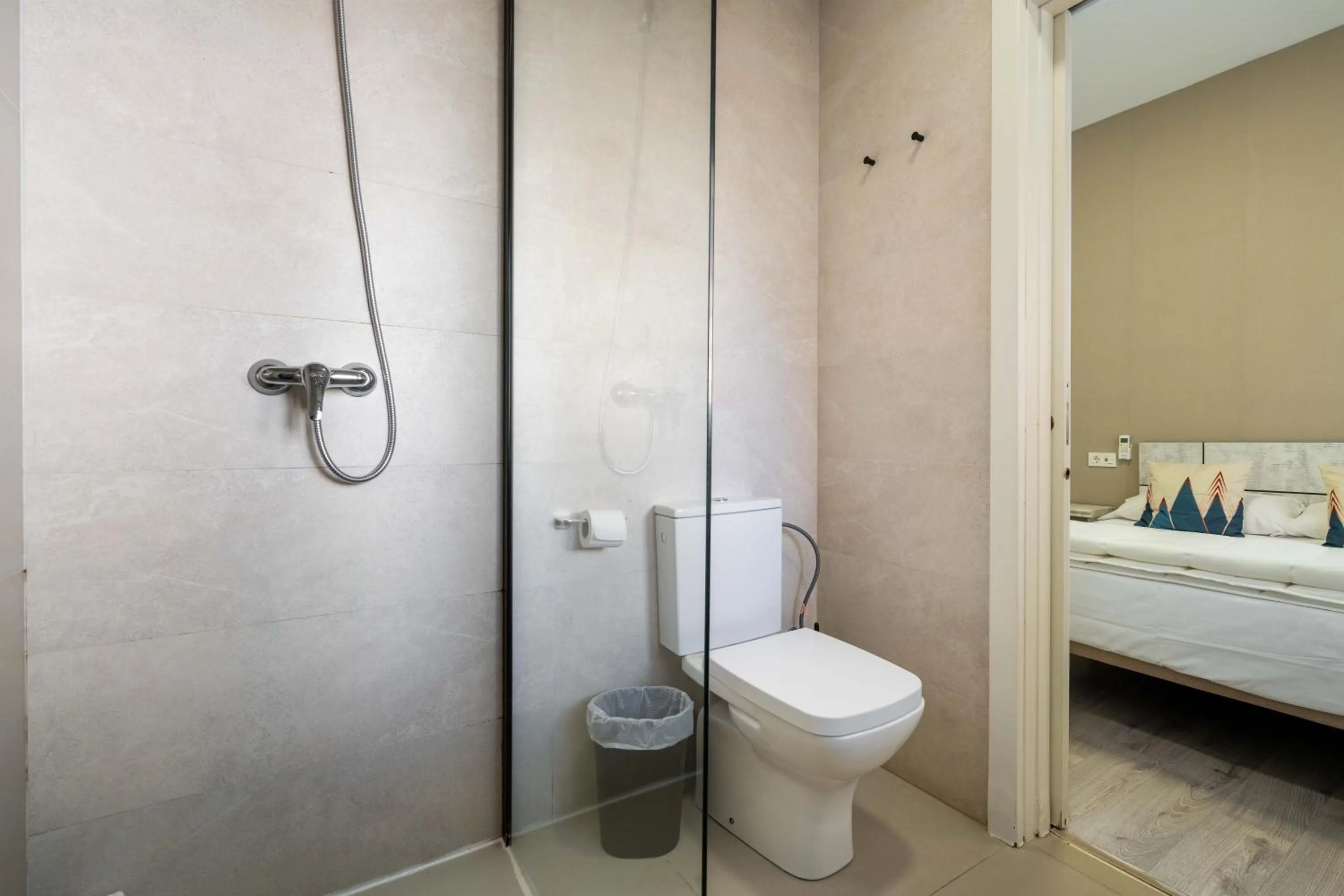 Shower, Bed in BF Rooms Almeria Centro
