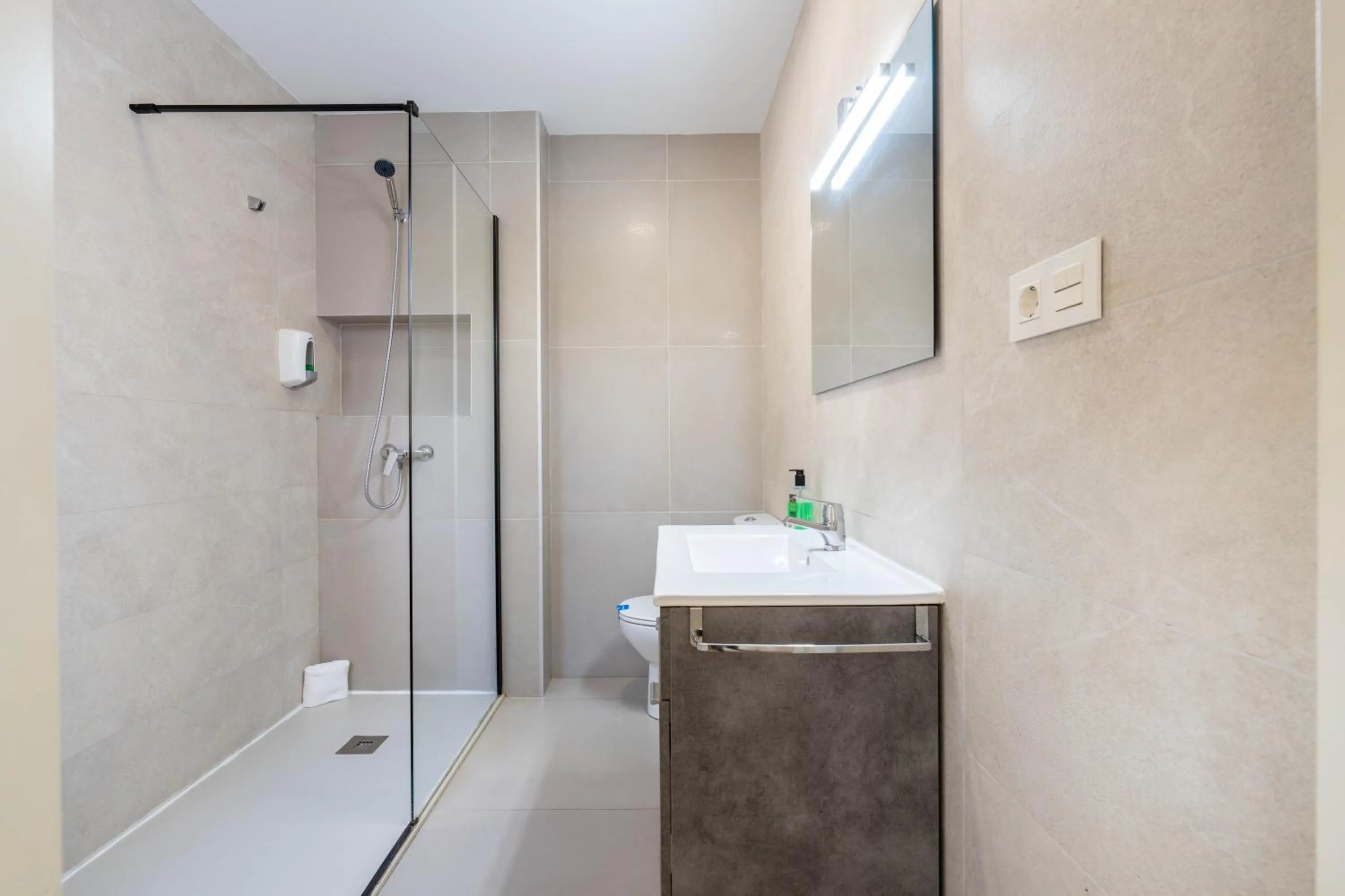 Shower in BF Rooms Almeria Centro