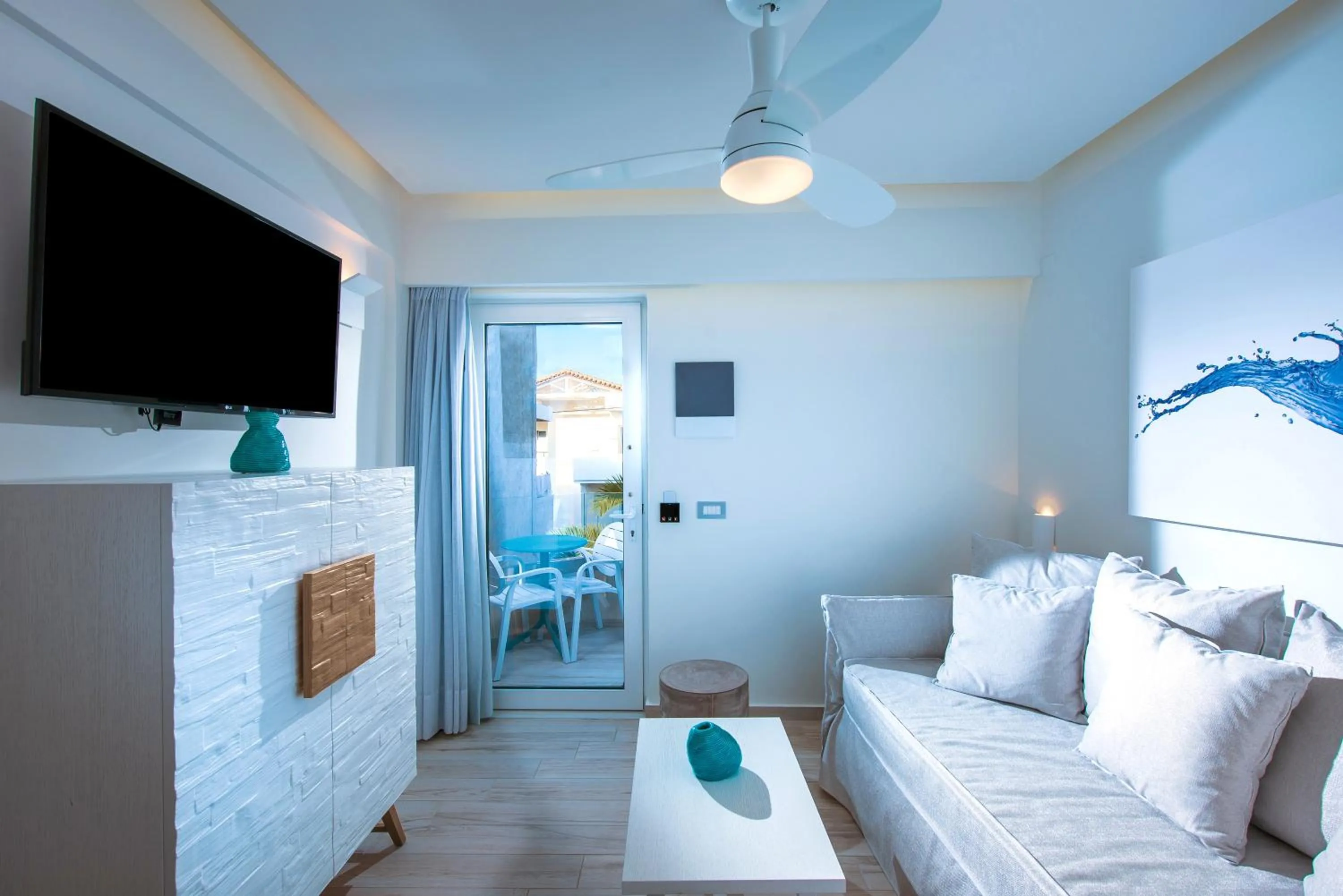 Communal lounge/ TV room, Bed in Odyssia Beach Hotel