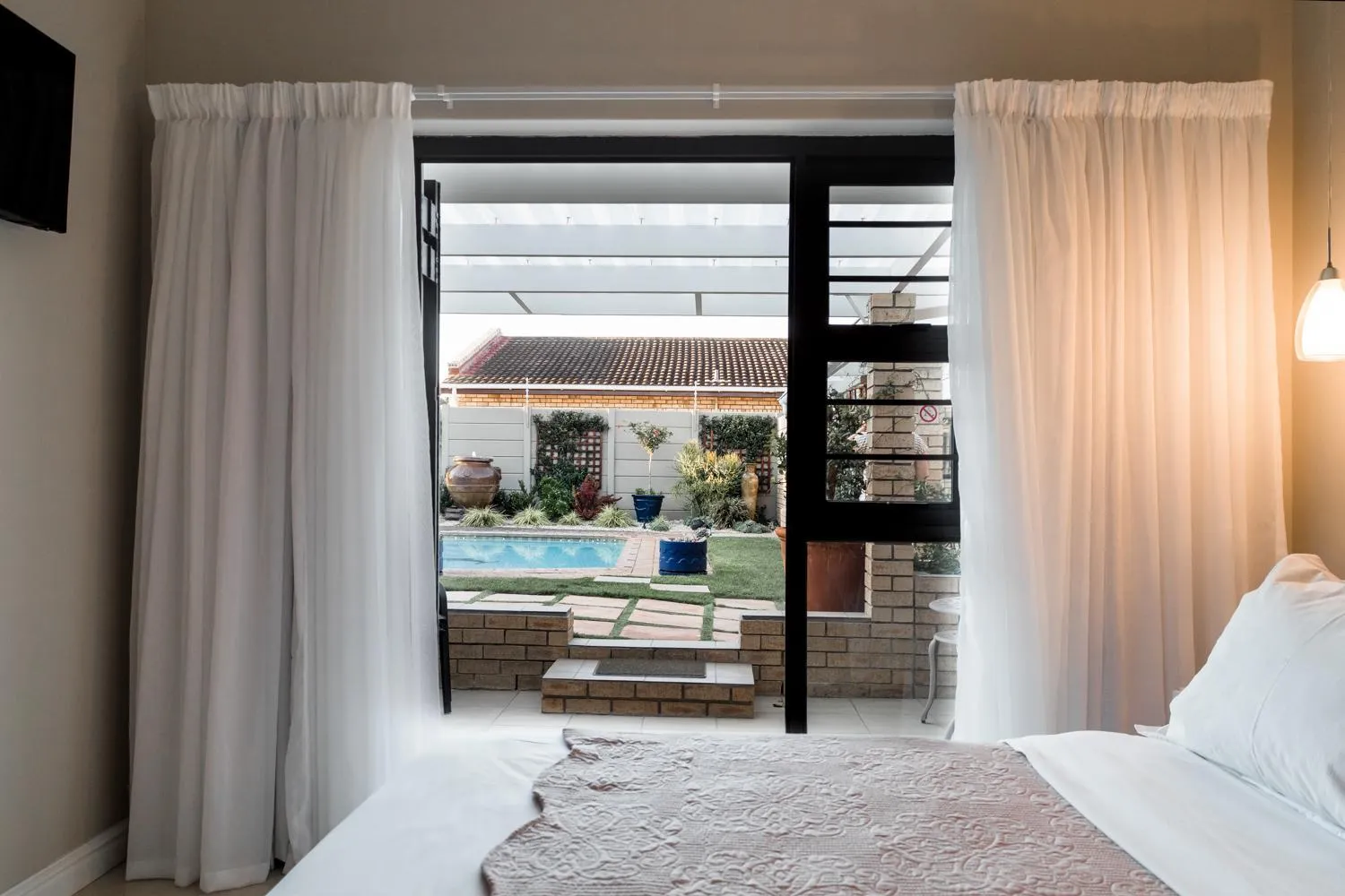 Pool view, Bed in Wagtails Guest House