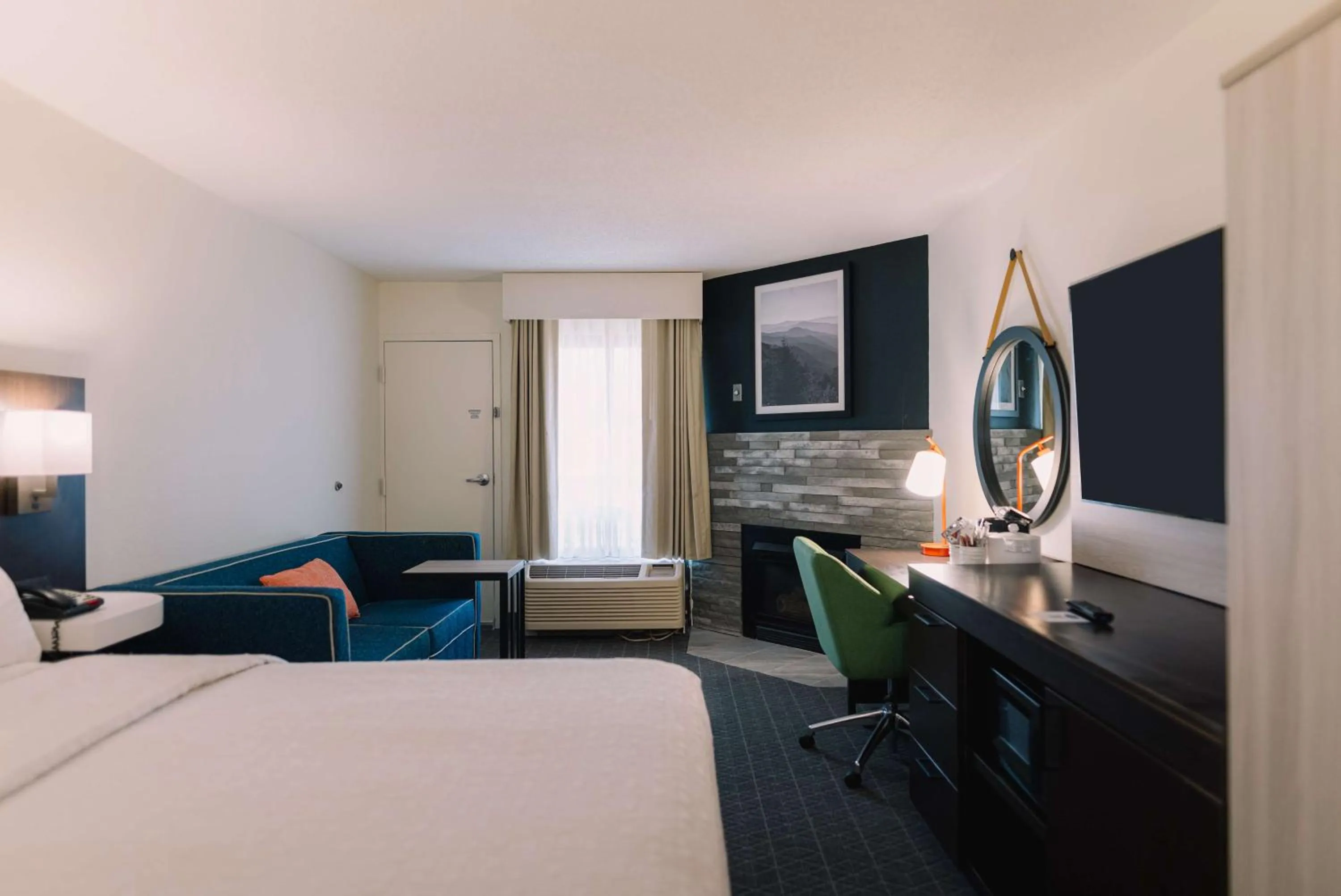 Bedroom, Bed in Hampton Inn Gatlinburg