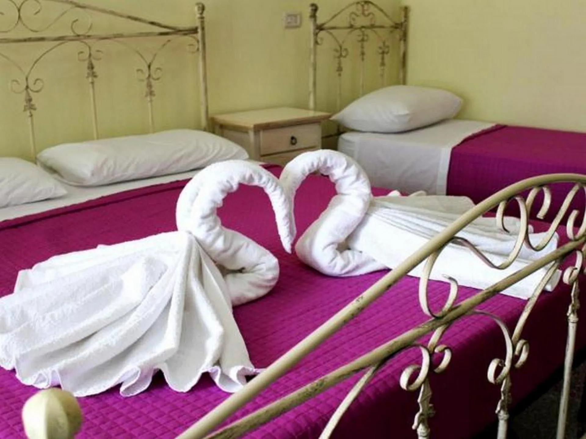 Decorative detail, Bed in Masseria Lama D'impisa