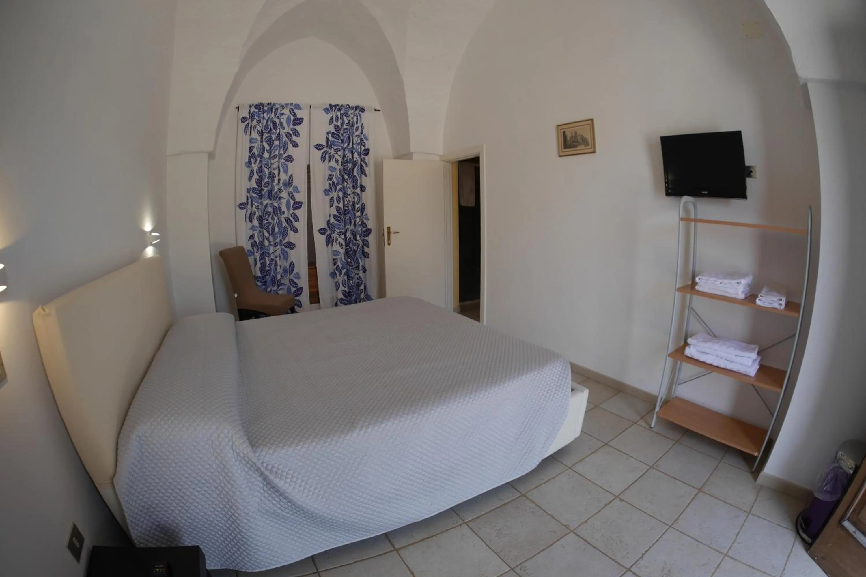 Photo of the whole room, Bed in Masseria Lama D'impisa