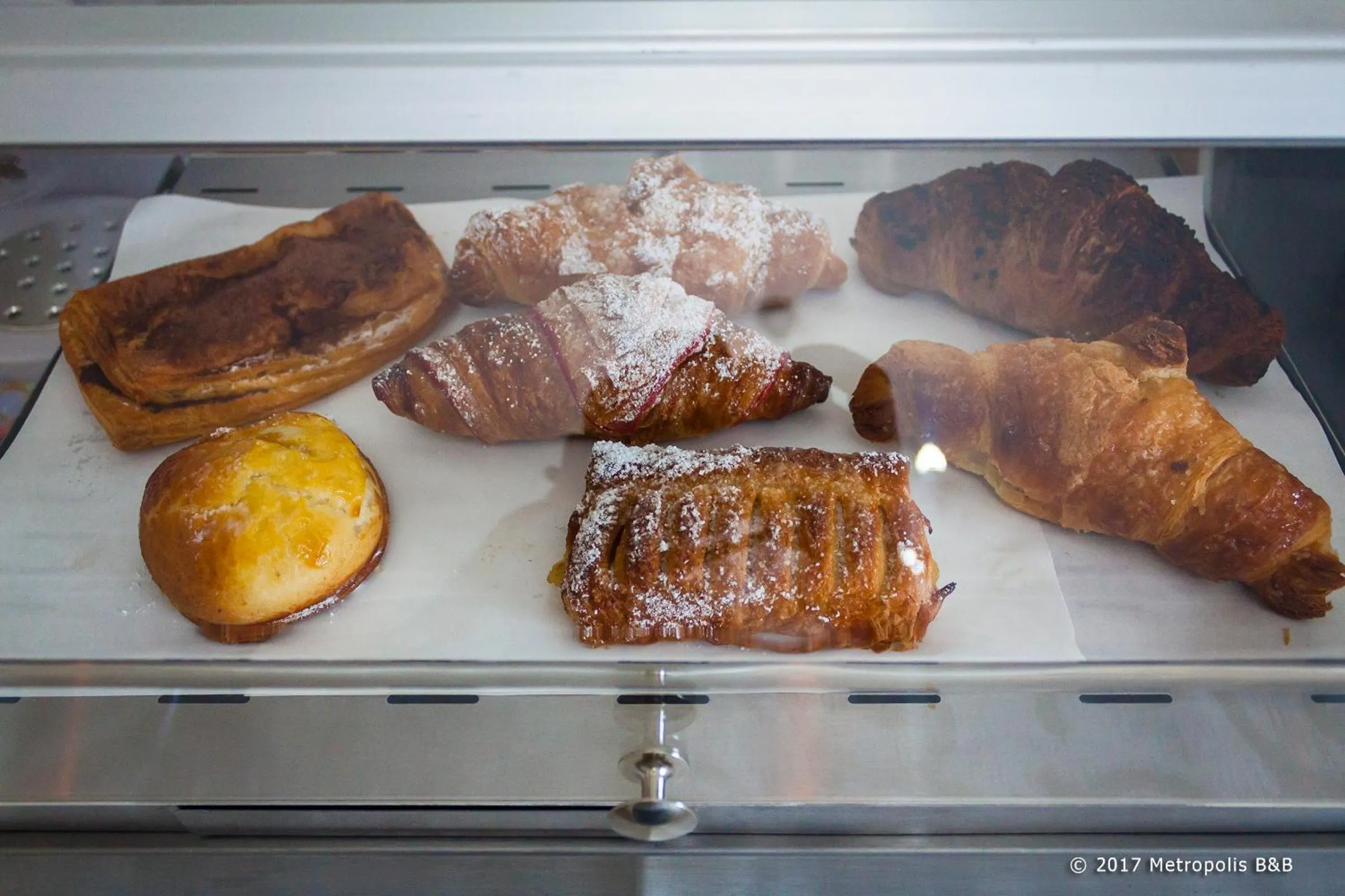 Food and drinks in Metropolis B&B