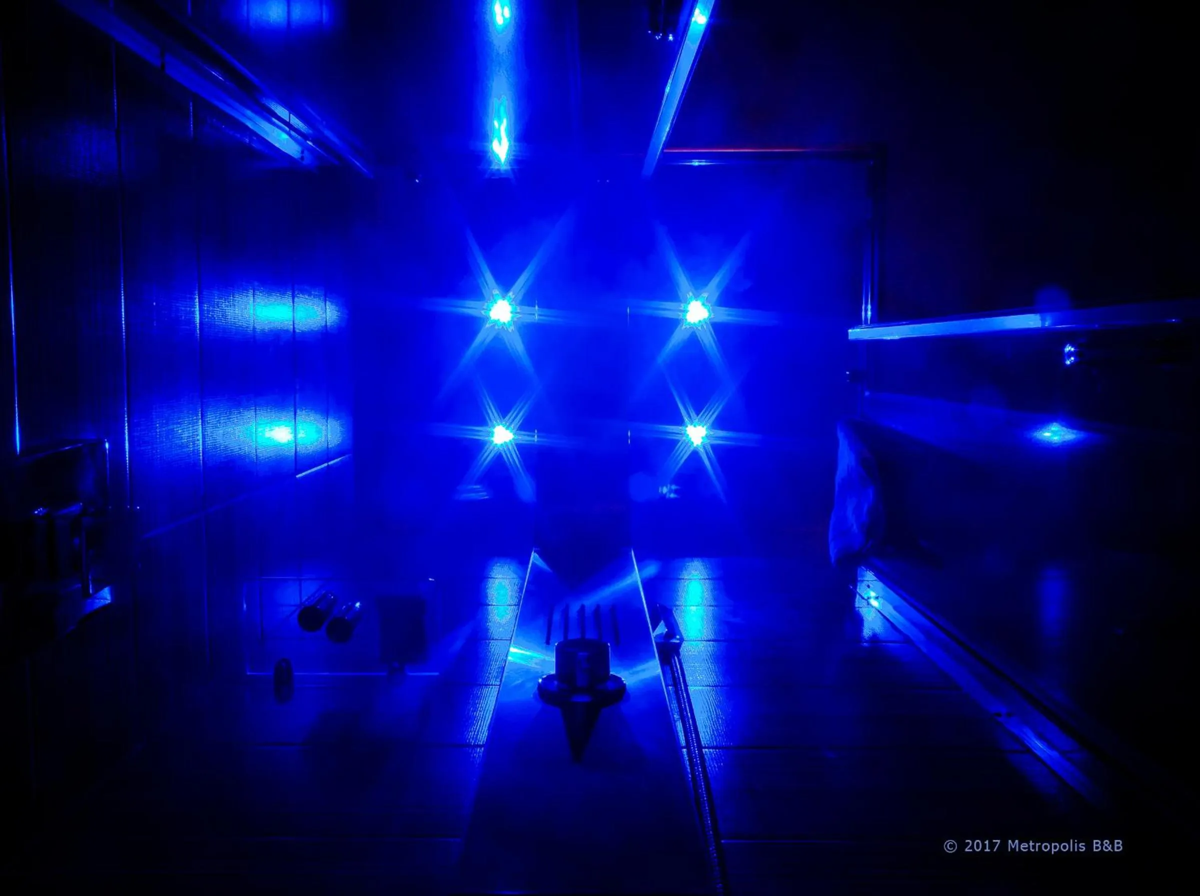 Shower in Metropolis B&B