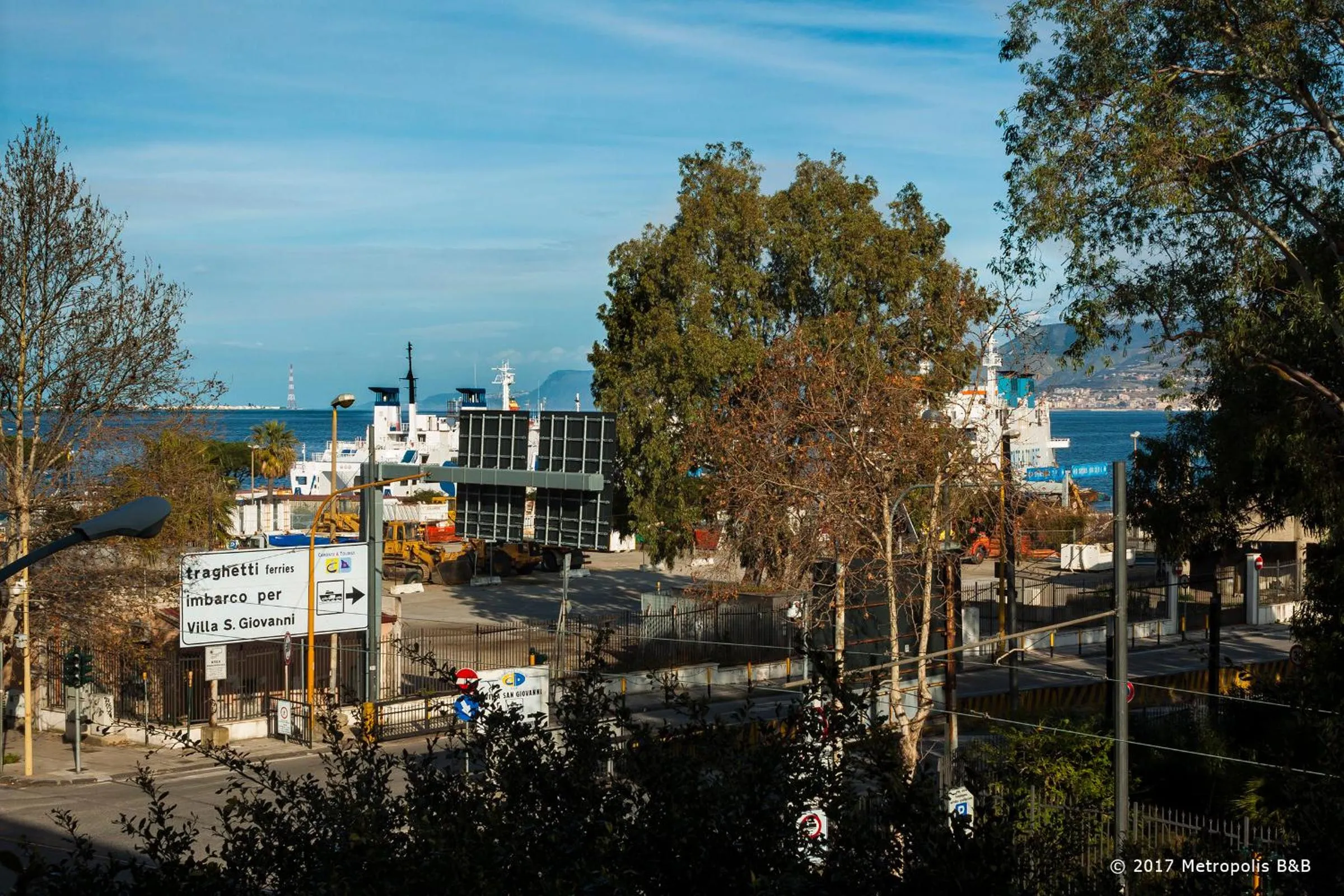 Property building in Metropolis B&B