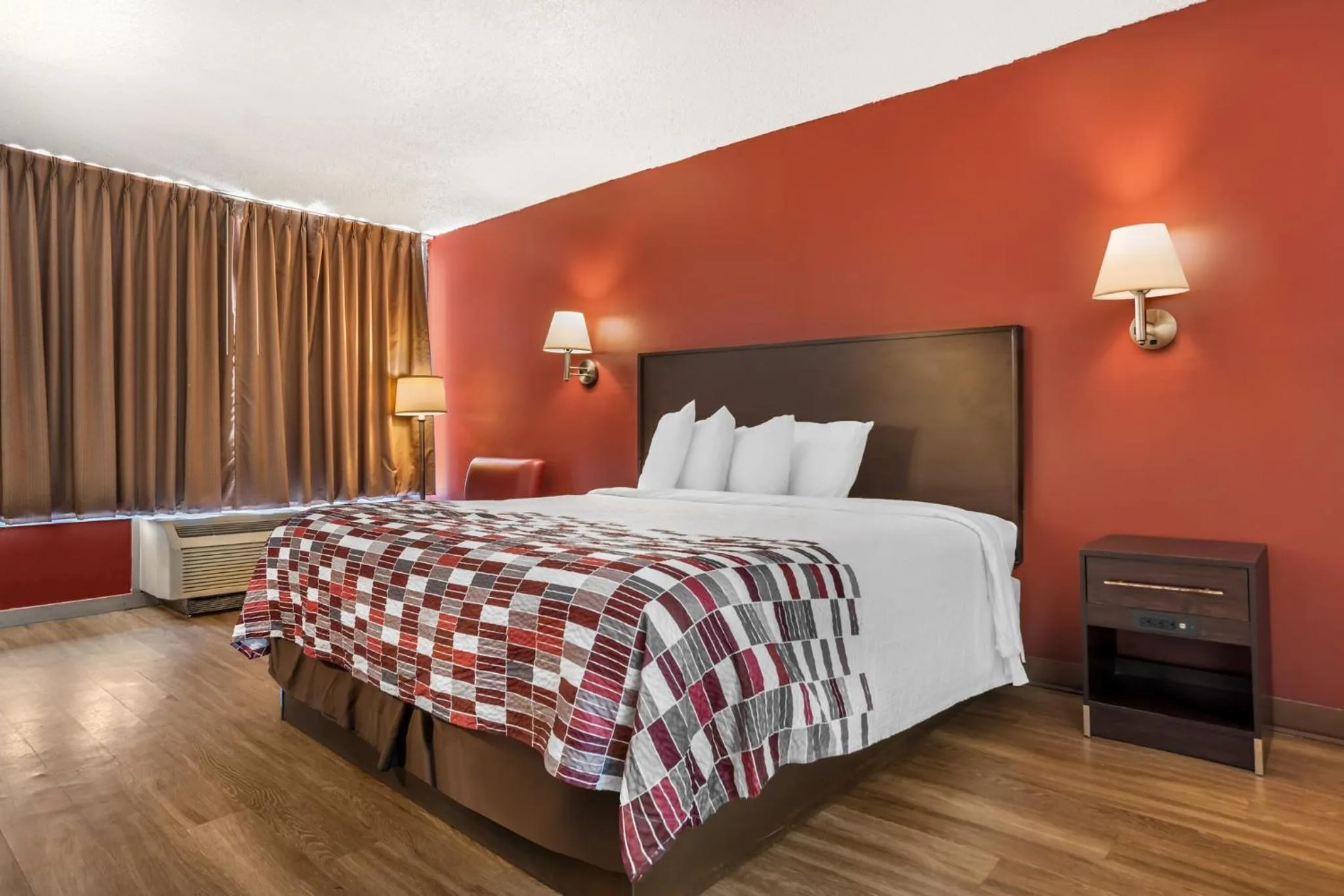 Bedroom, Bed in Red Roof Inn Montgomery - Midtown