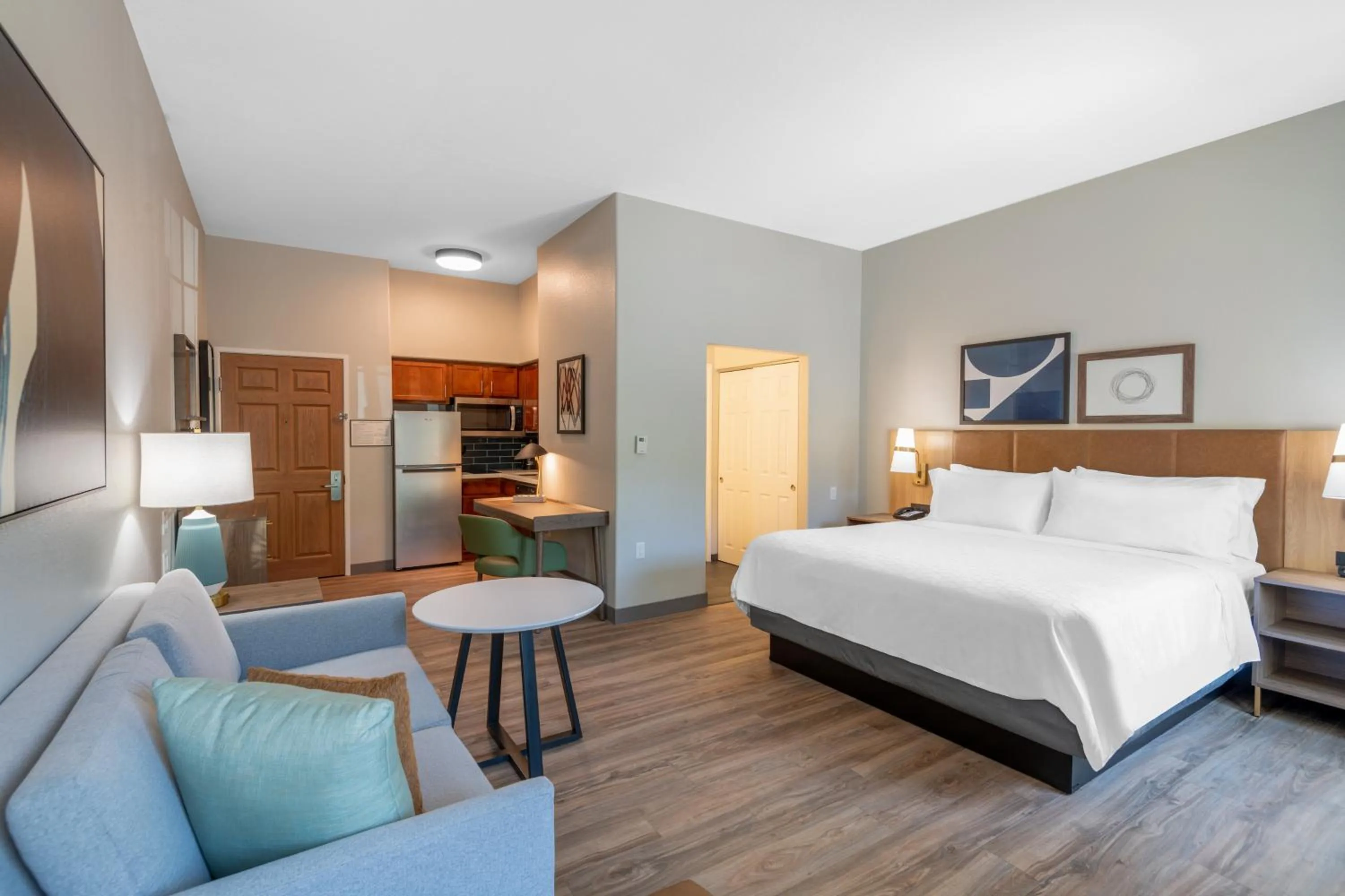 Photo of the whole room, Bed in Staybridge Suites Phoenix Glendale Sports Dist by IHG