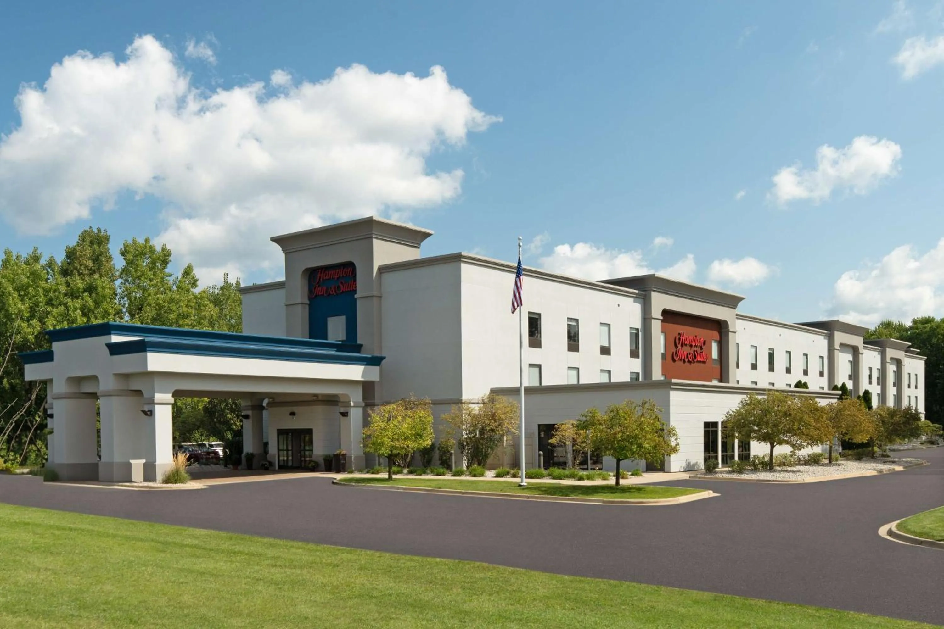 Property building in Hampton Inn & Suites Grand Rapids-Airport 28th St
