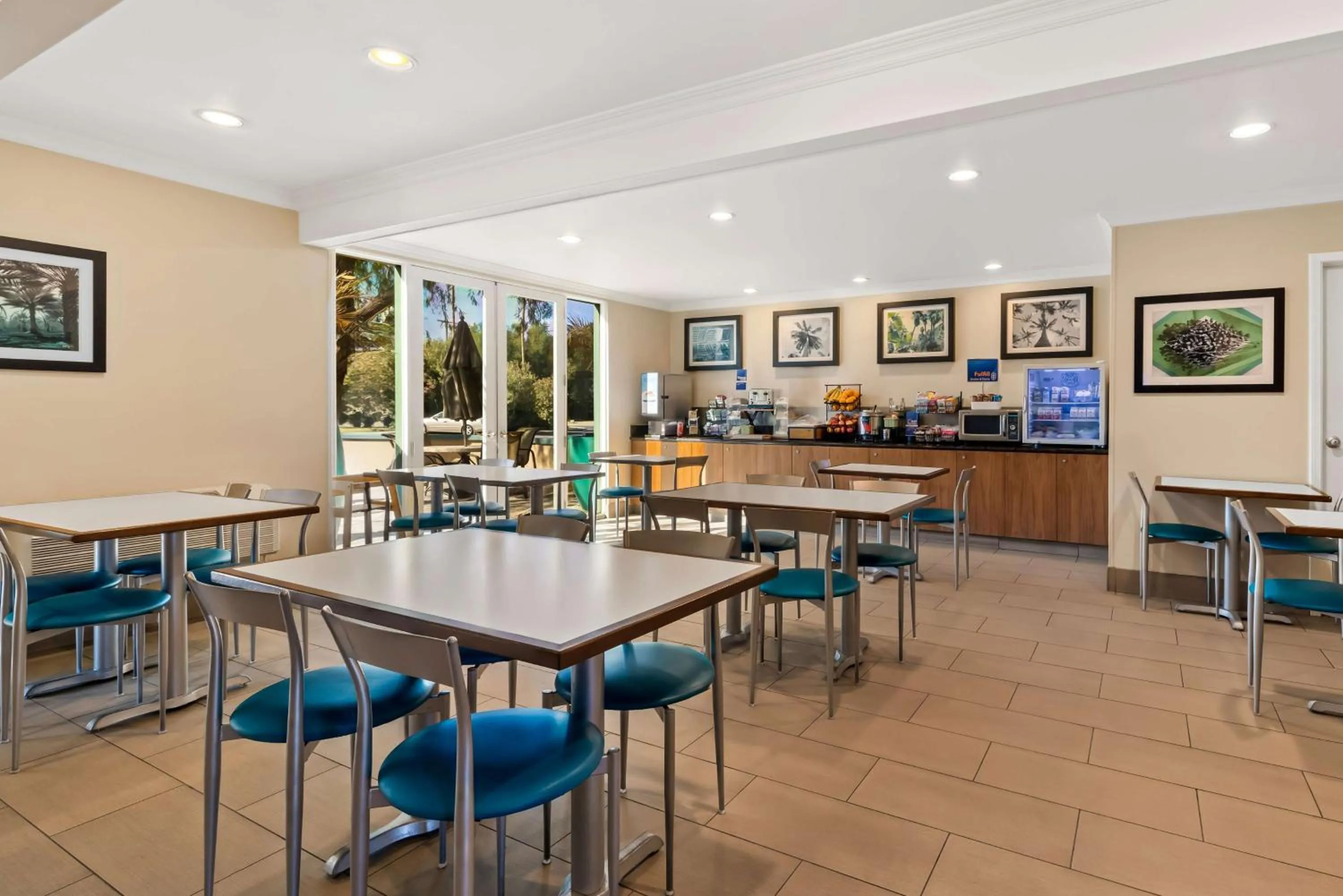 Breakfast in Best Western Date Tree Hotel