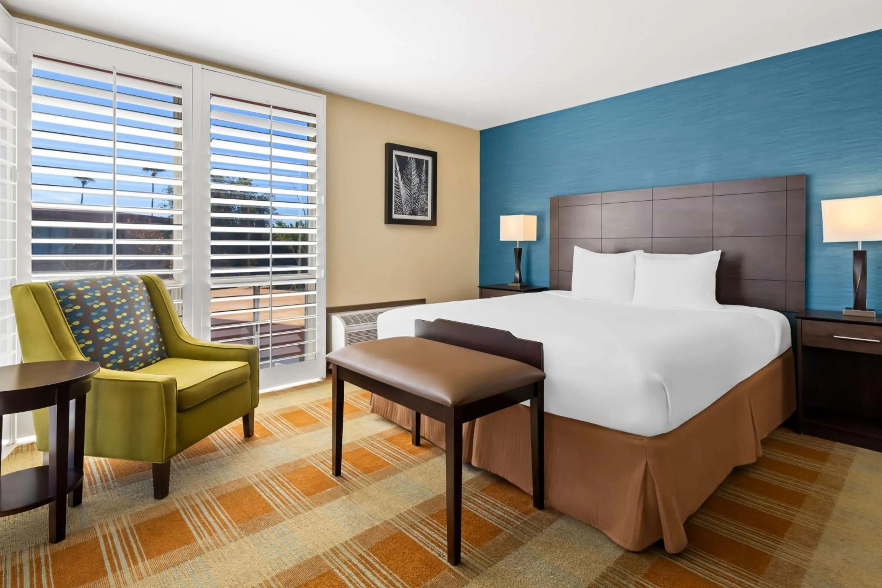 Photo of the whole room, Bed in Best Western Date Tree Hotel