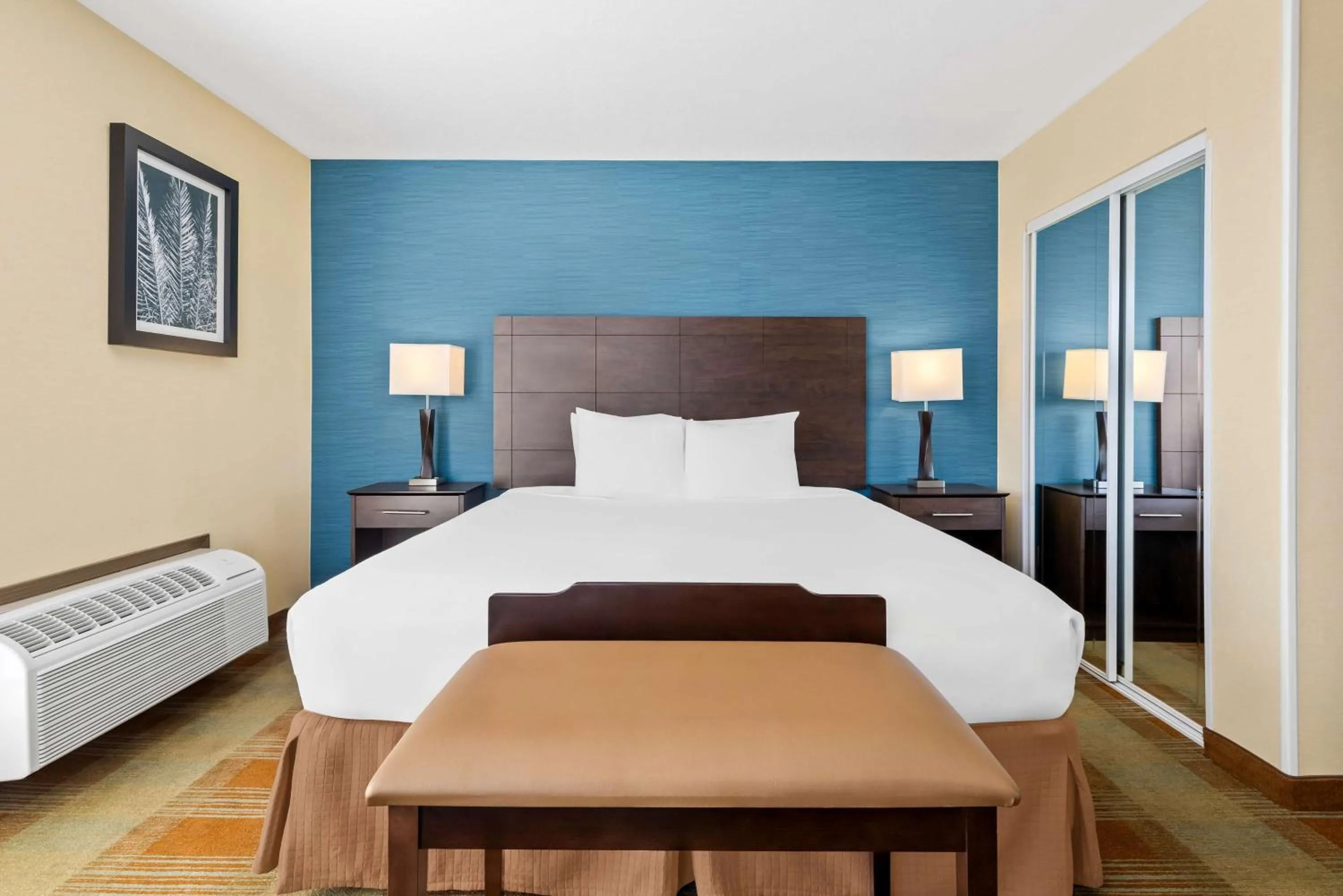 Photo of the whole room, Bed in Best Western Date Tree Hotel