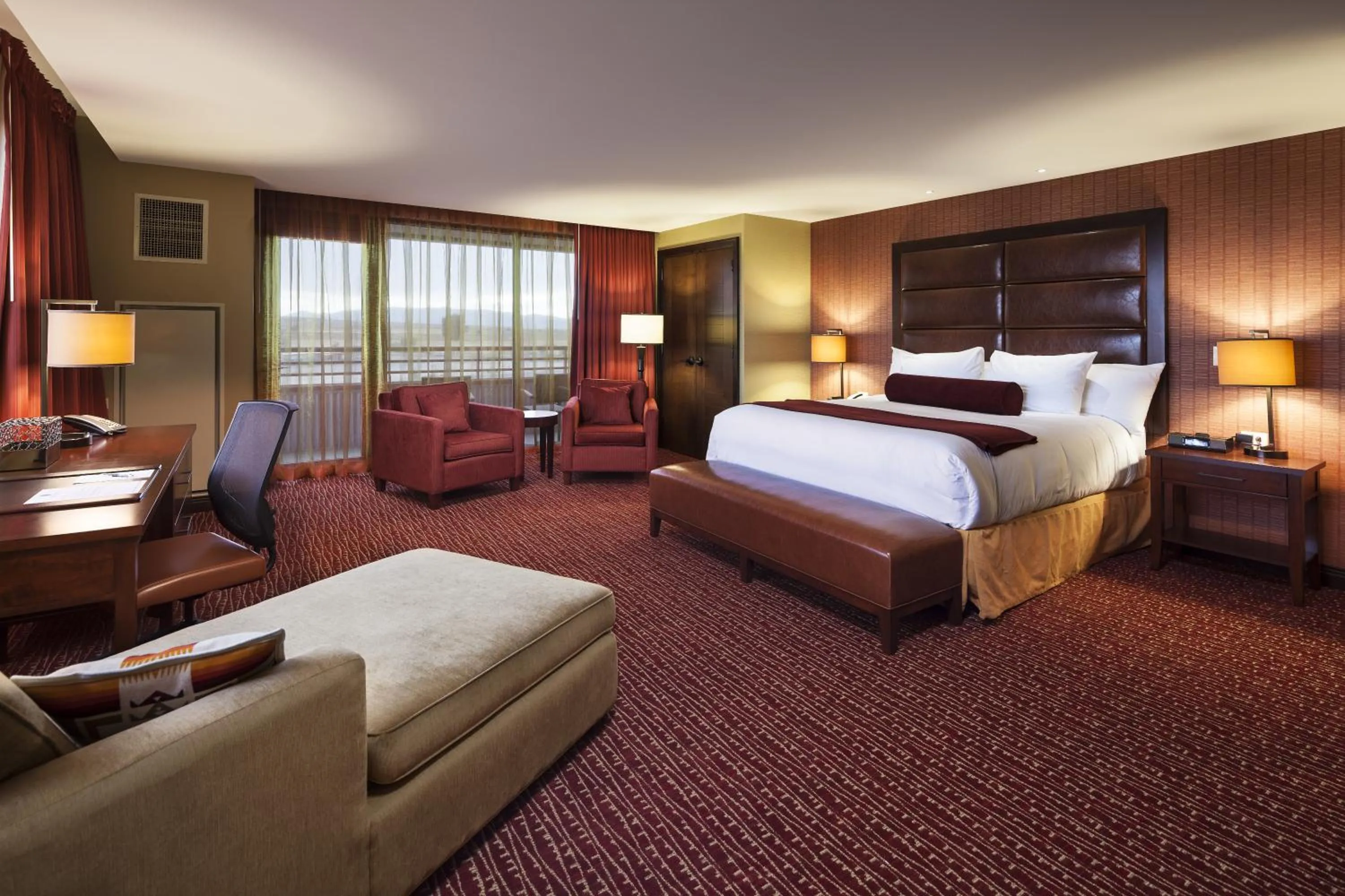 Bathroom, Bed in Shoshone-Bannock Hotel and Event Center