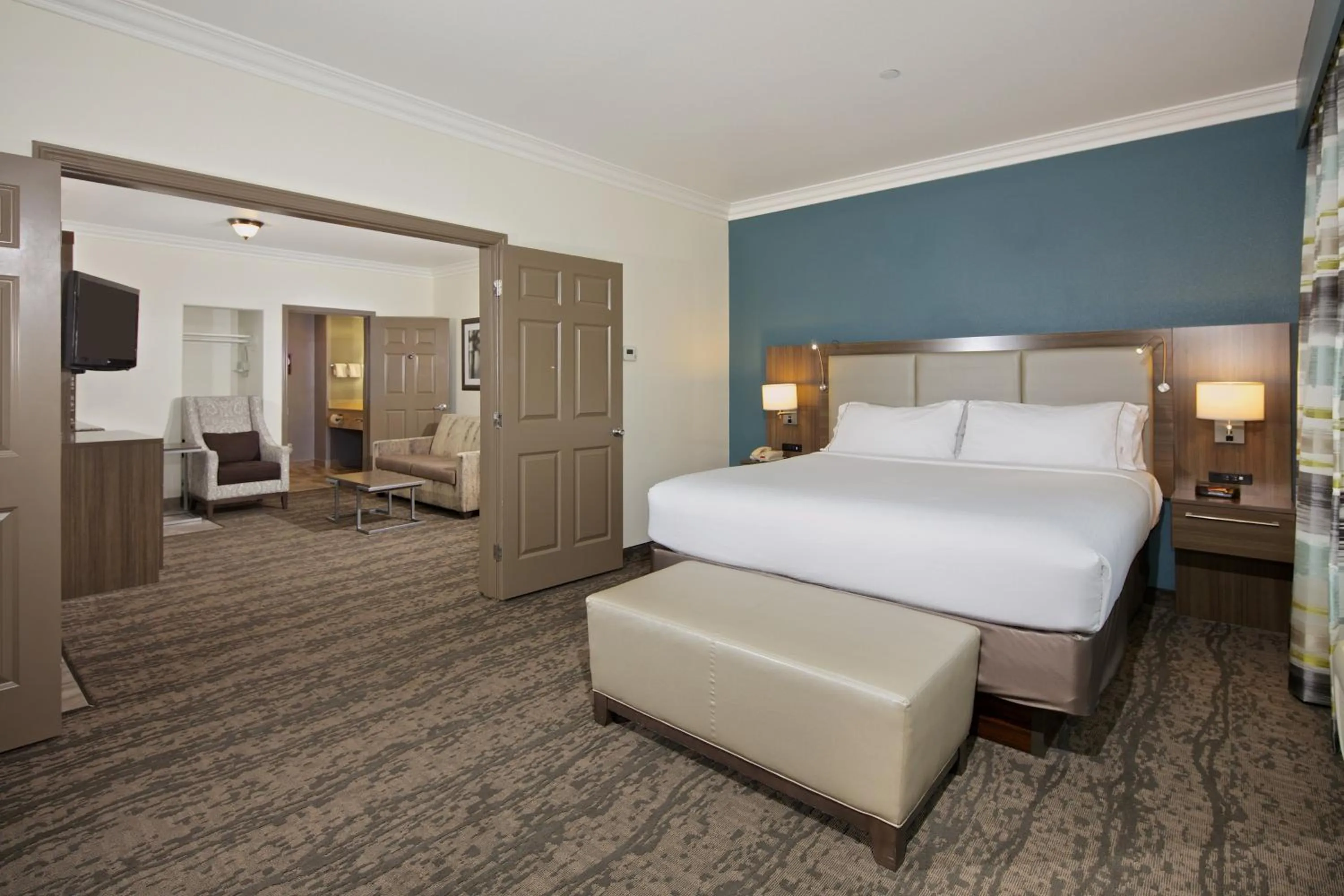 Photo of the whole room, Bed in Holiday Inn Express Hotel & Suites - Paso Robles by IHG