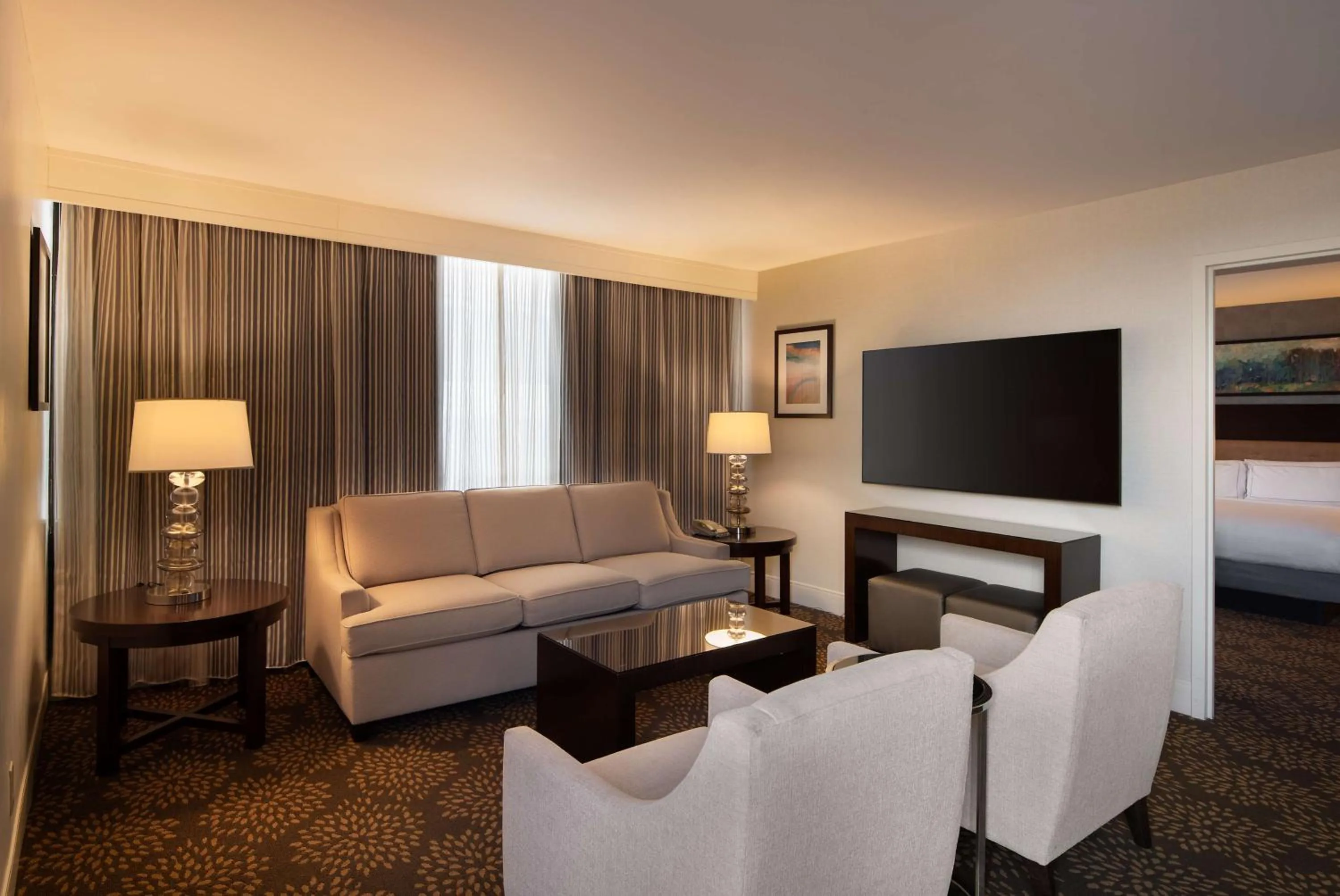 Living room, Bed in DoubleTree by Hilton Washington DC – Crystal City