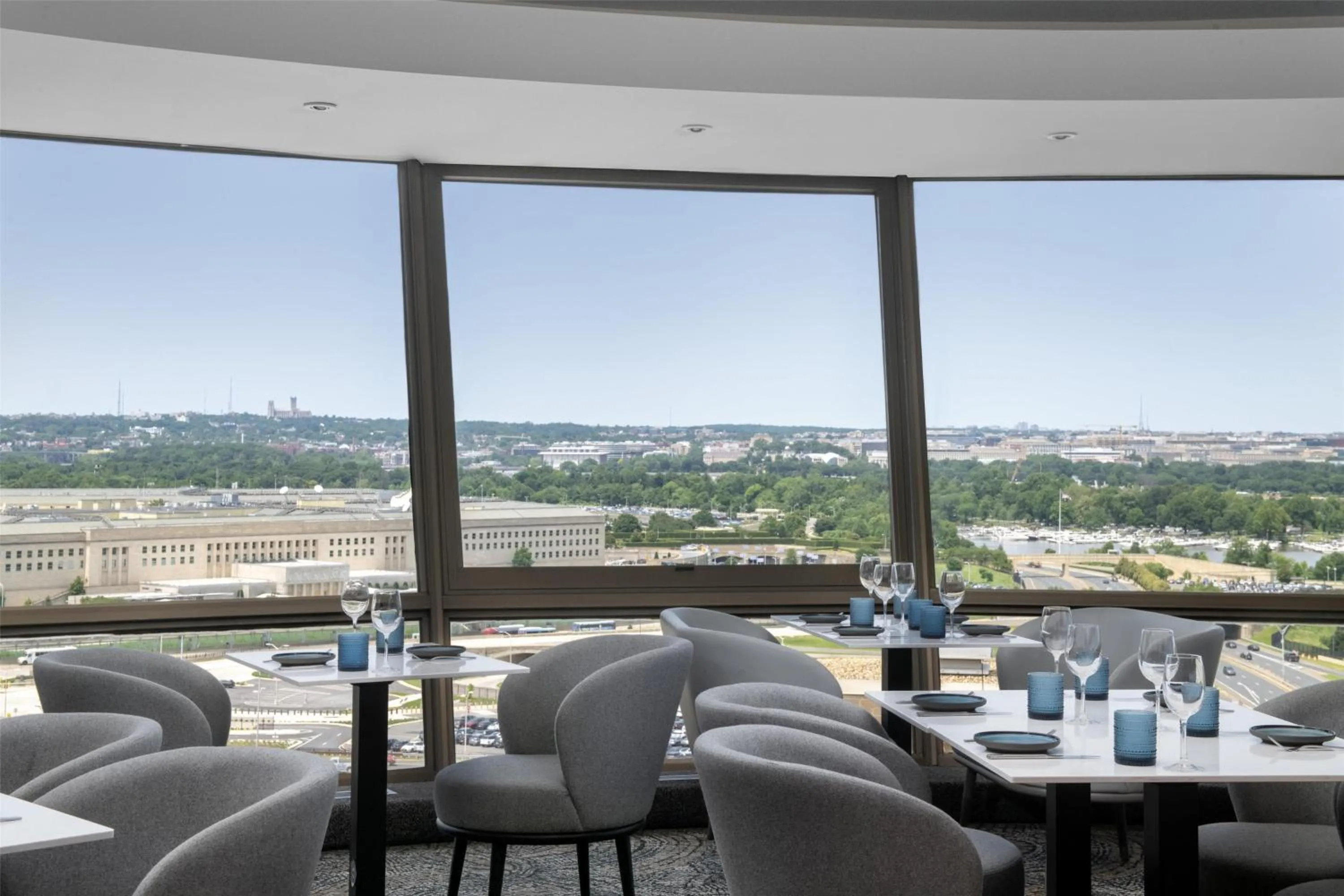 Lounge or bar in DoubleTree by Hilton Washington DC – Crystal City