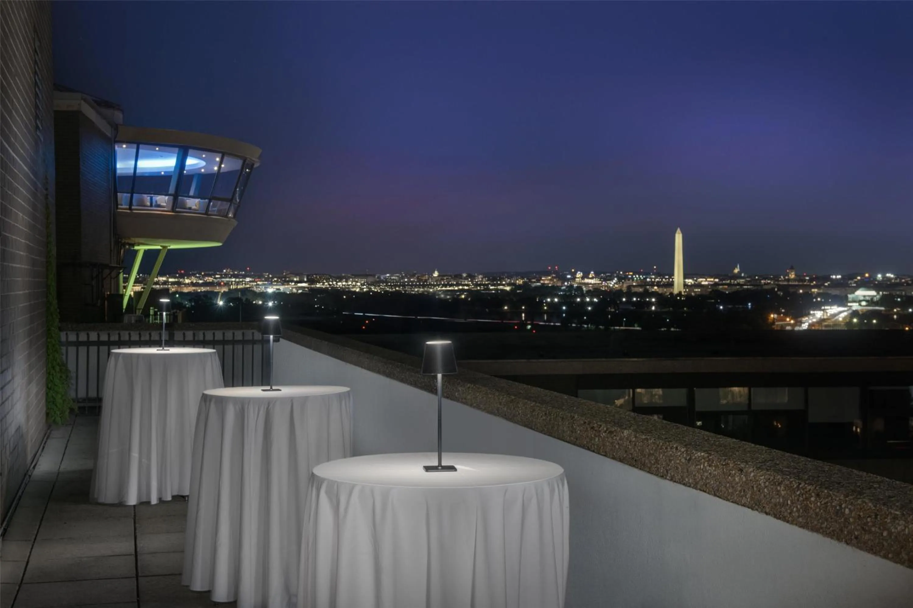 Lounge or bar in DoubleTree by Hilton Washington DC – Crystal City