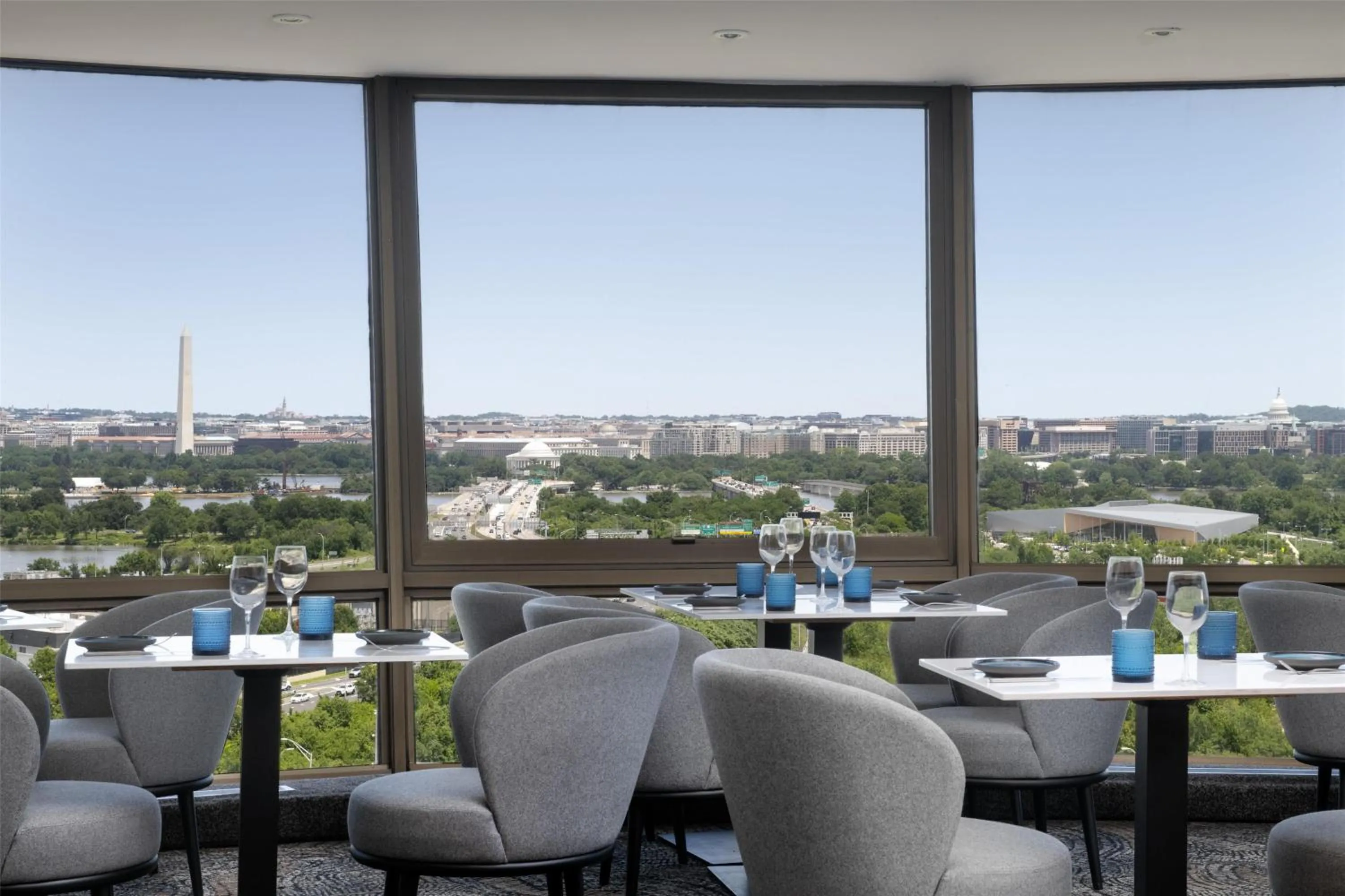 Lounge or bar in DoubleTree by Hilton Washington DC – Crystal City