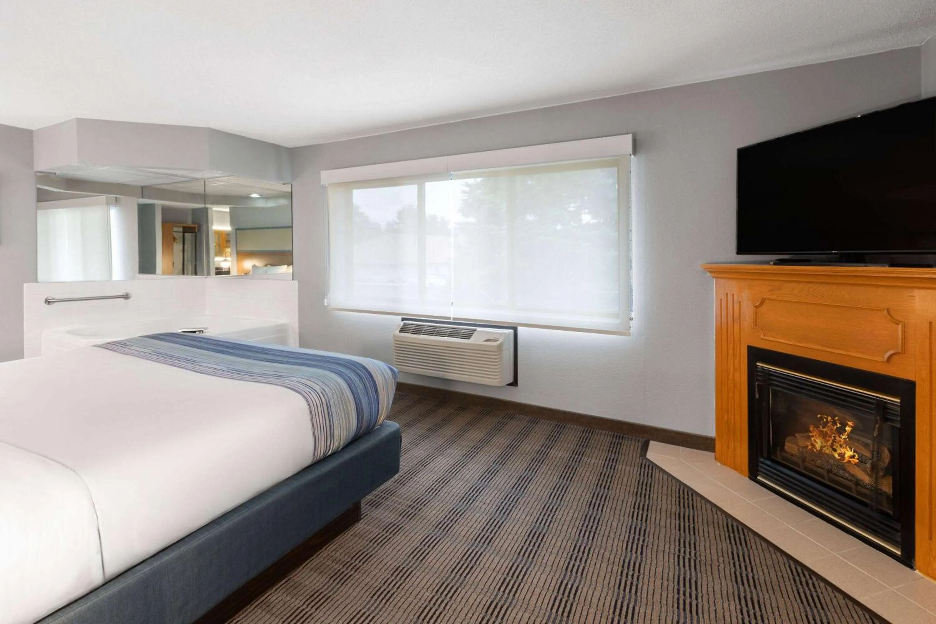 Bath, Bed in AmericInn by Wyndham North Branch