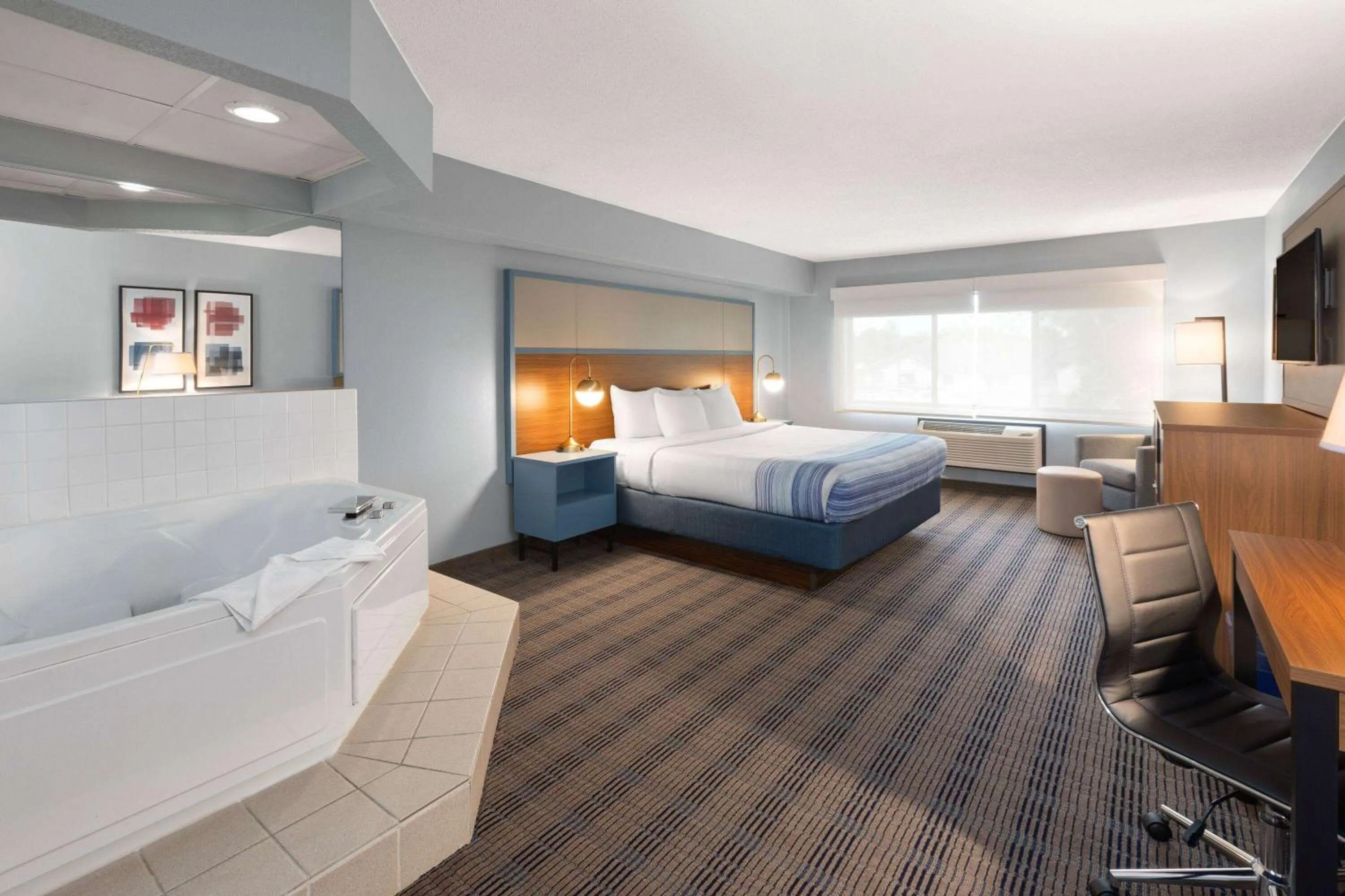 Bath, Bed in AmericInn by Wyndham North Branch