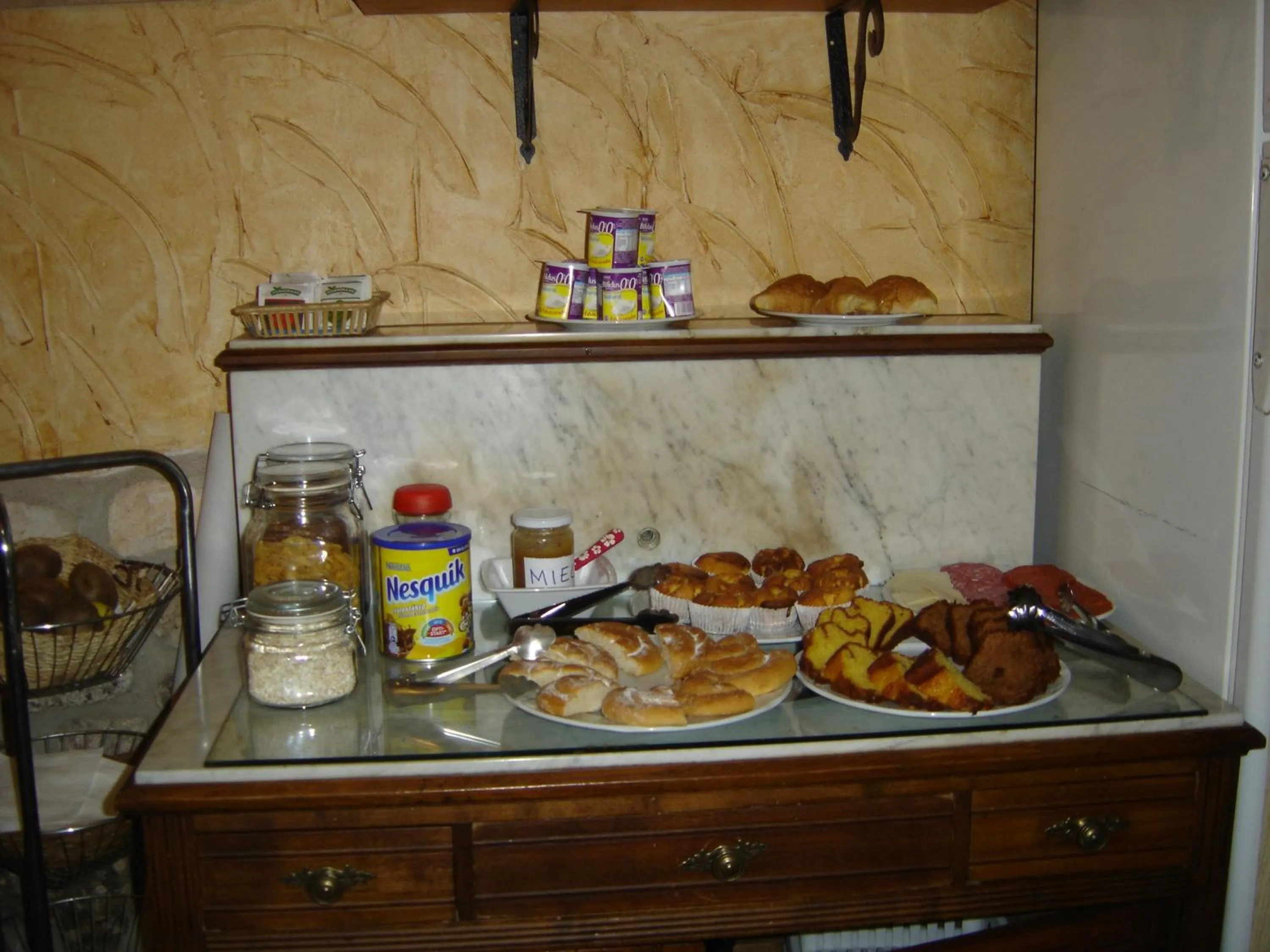 Food and drinks in Agroturismo "La Bardena Blanca II"