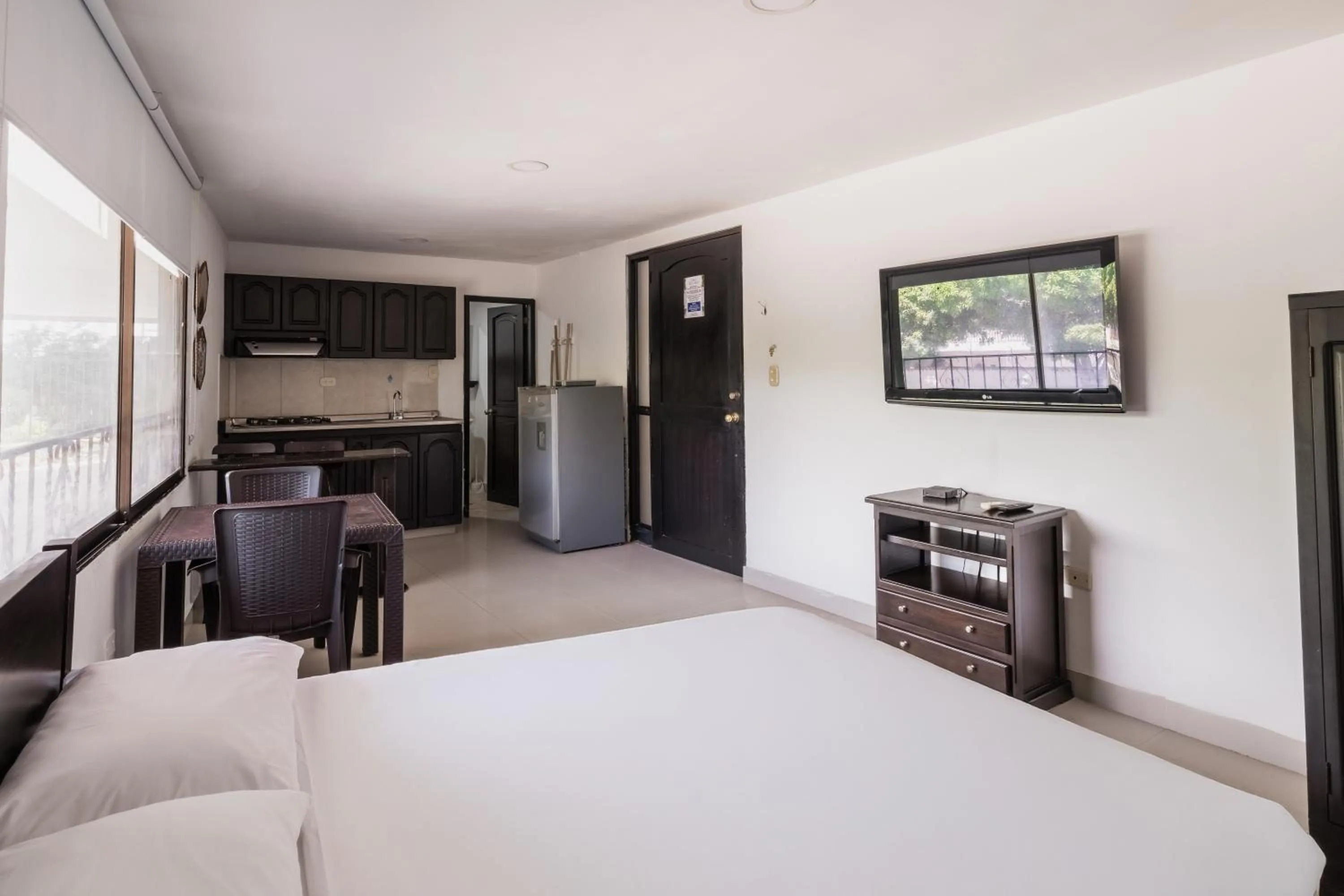 Kitchen or kitchenette, Bed in Aparta Hotel Roca Marina