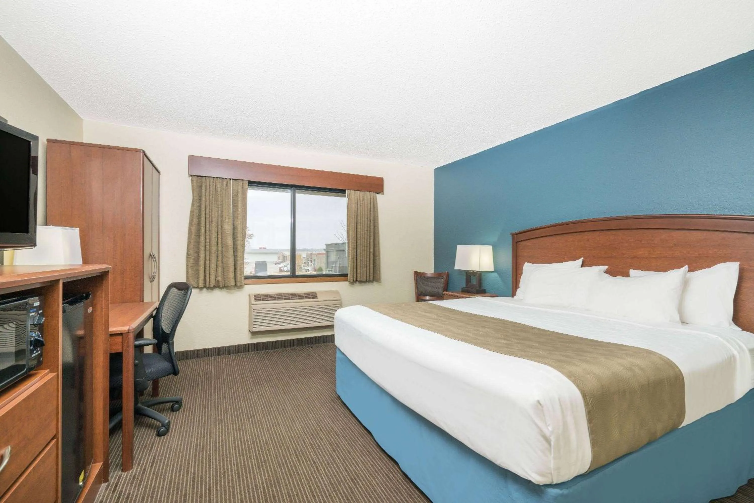 Photo of the whole room, Bed in Days Inn & Suites by Wyndham Baxter Brainerd Area