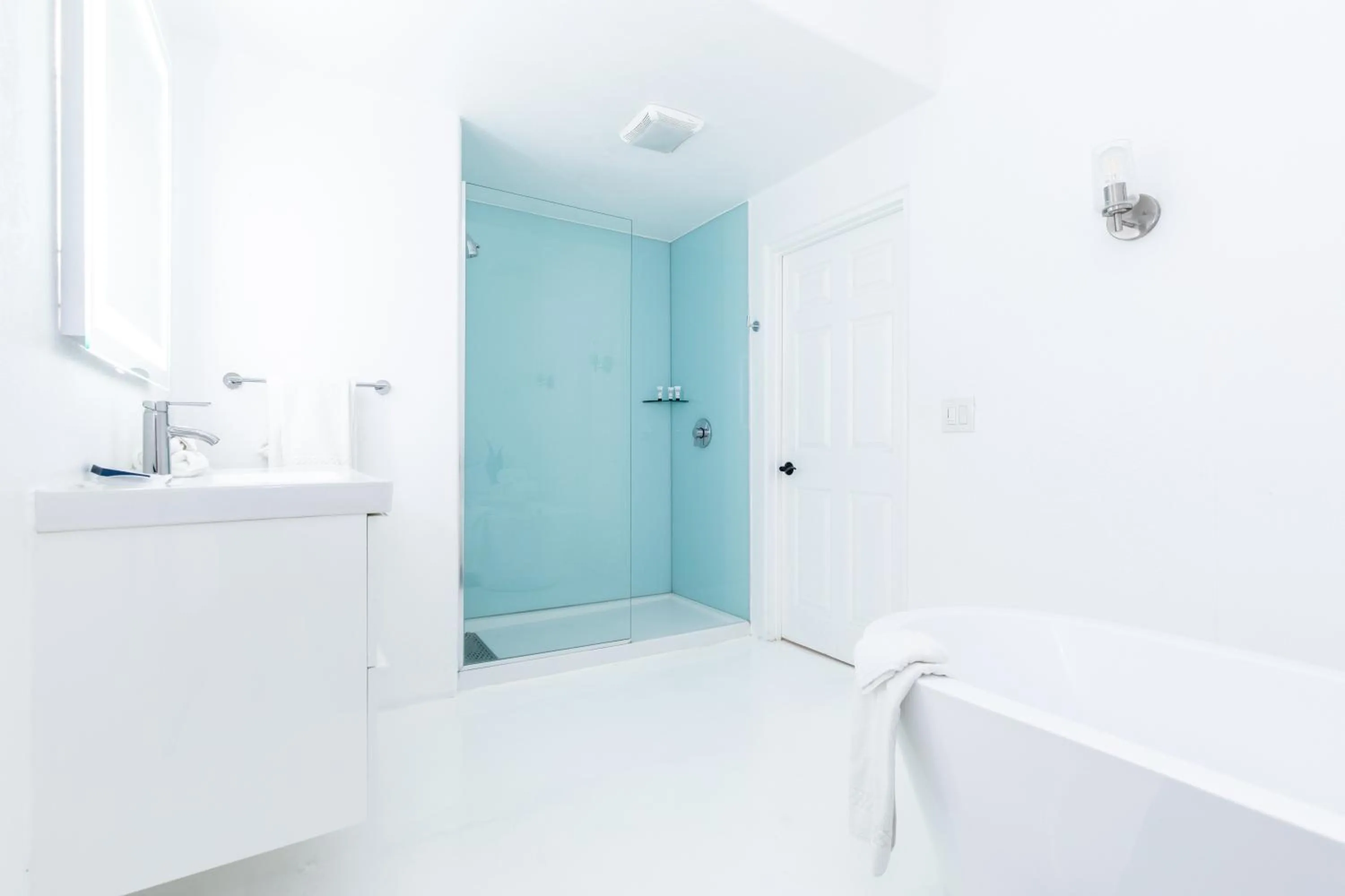 Bathroom, Bed in Alcazar Palm Springs