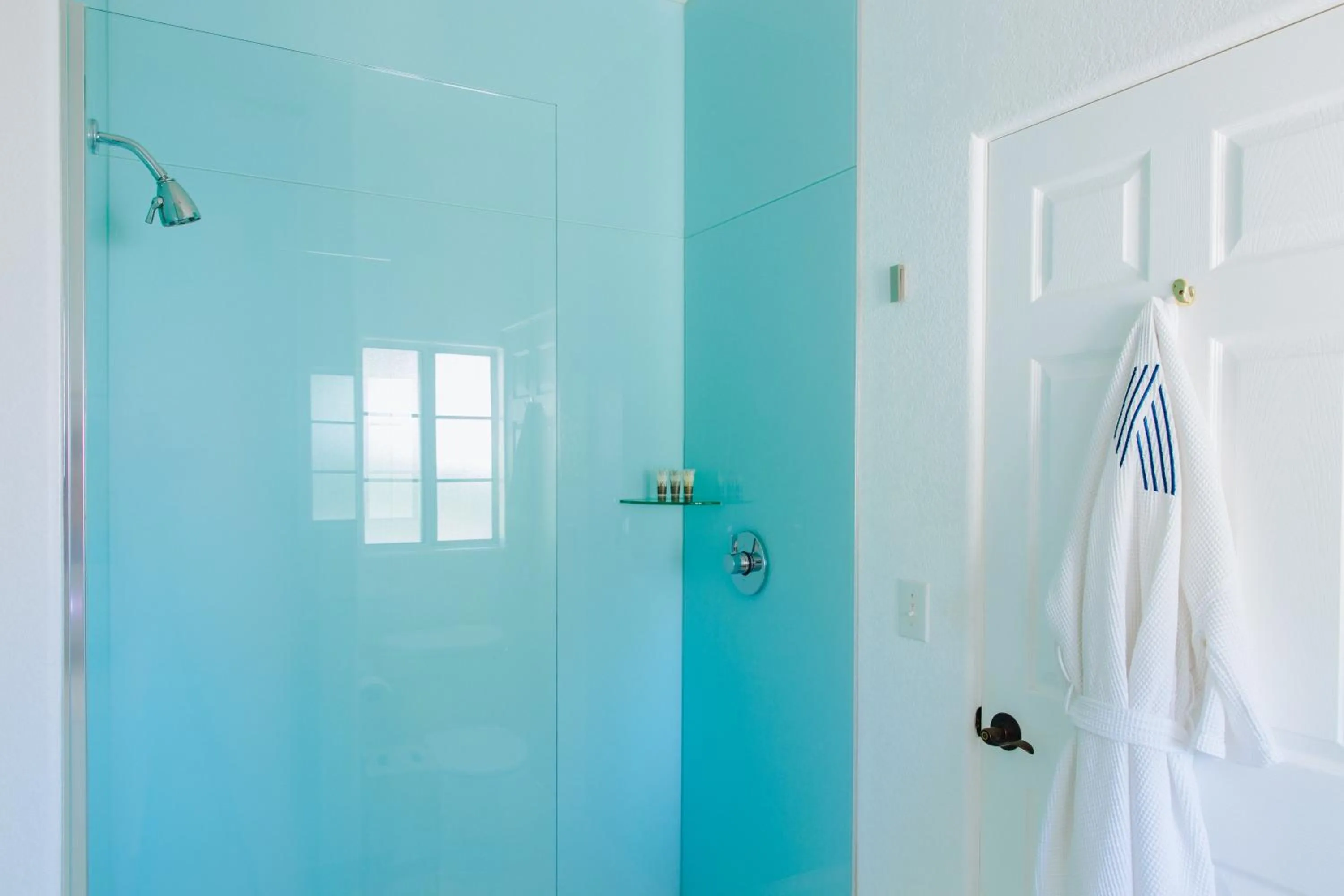 Shower in Alcazar Palm Springs