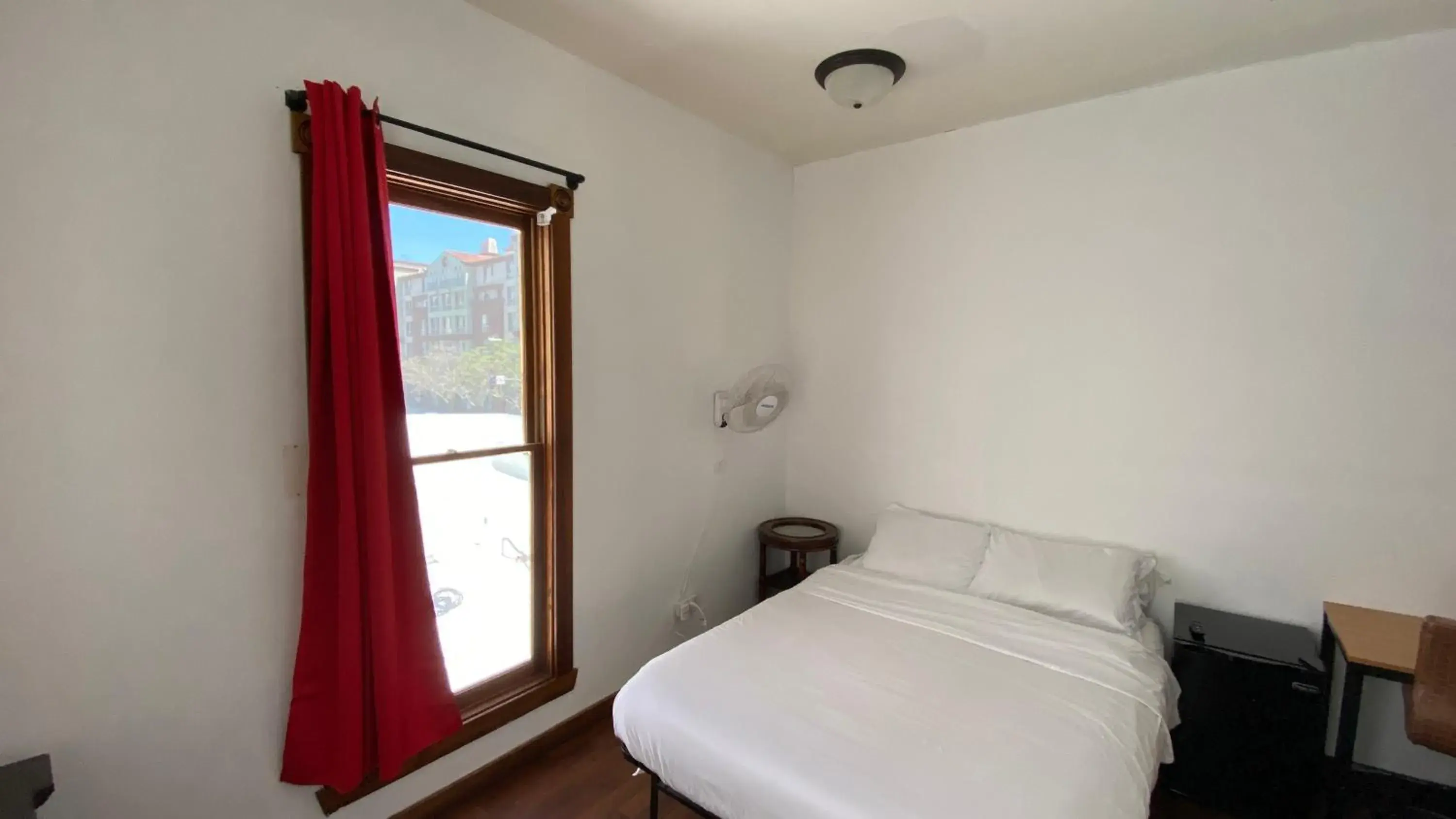 Double Room with Shared Bathroom in International Travelers House Hostel - Downtown San Diego Little Italy Double Room with Shared Bathroom in International Travelers House Hostel - Downtown San Diego Little Italy