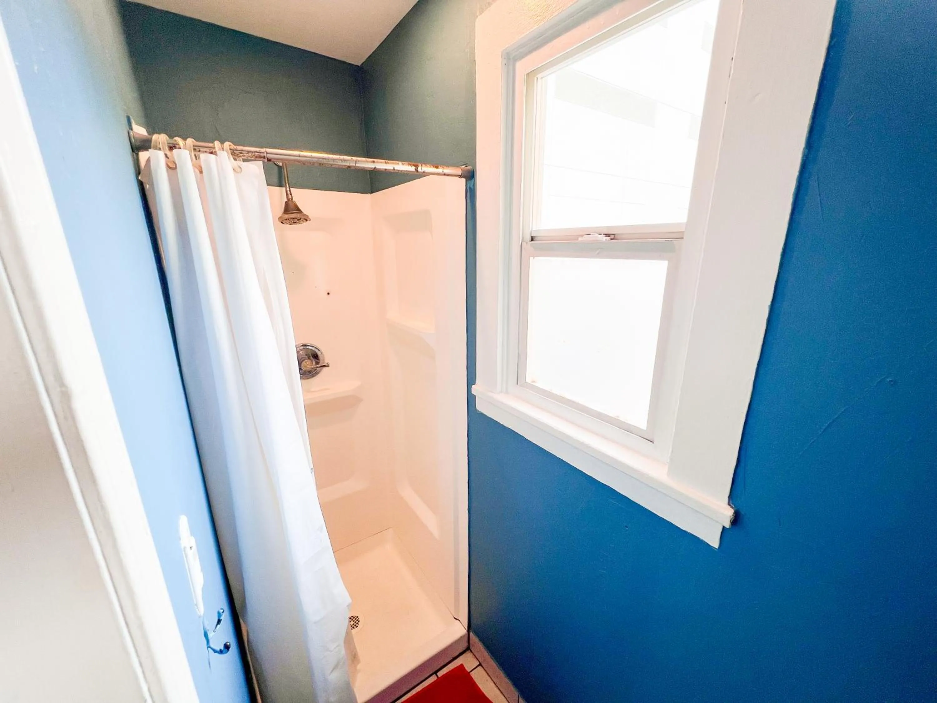 Bathroom in International Travelers House Hostel - Downtown San Diego Little Italy