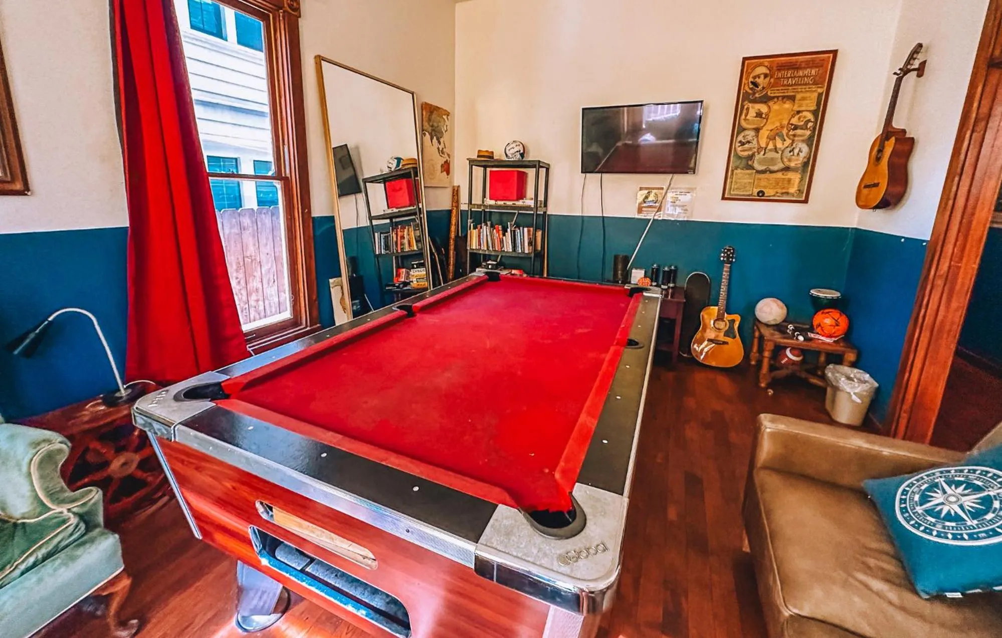 Communal lounge/ TV room in ITH San Diego Adventure Hostel