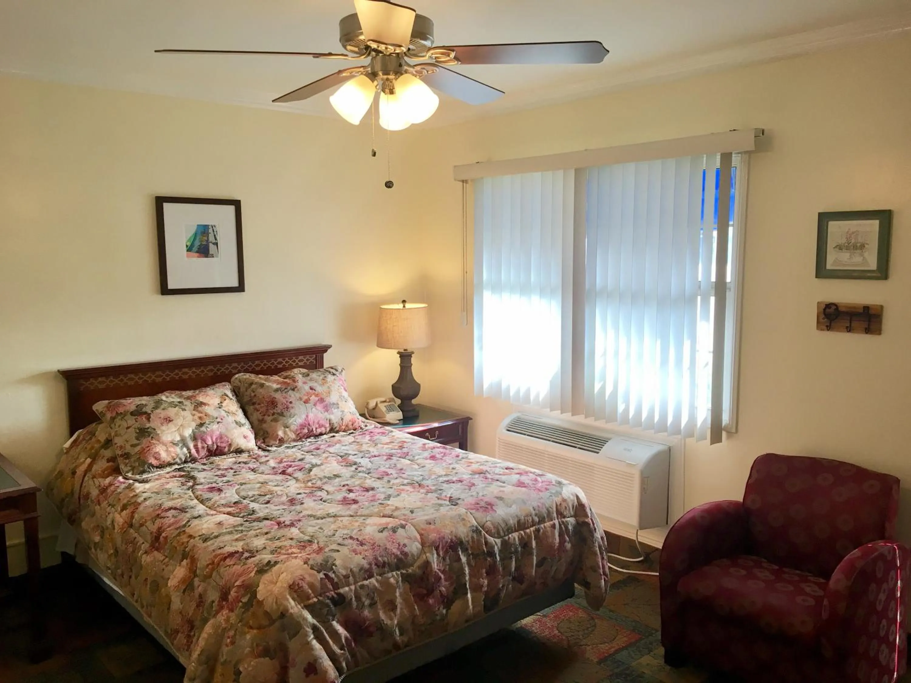 Bed in Los Feliz Hotel