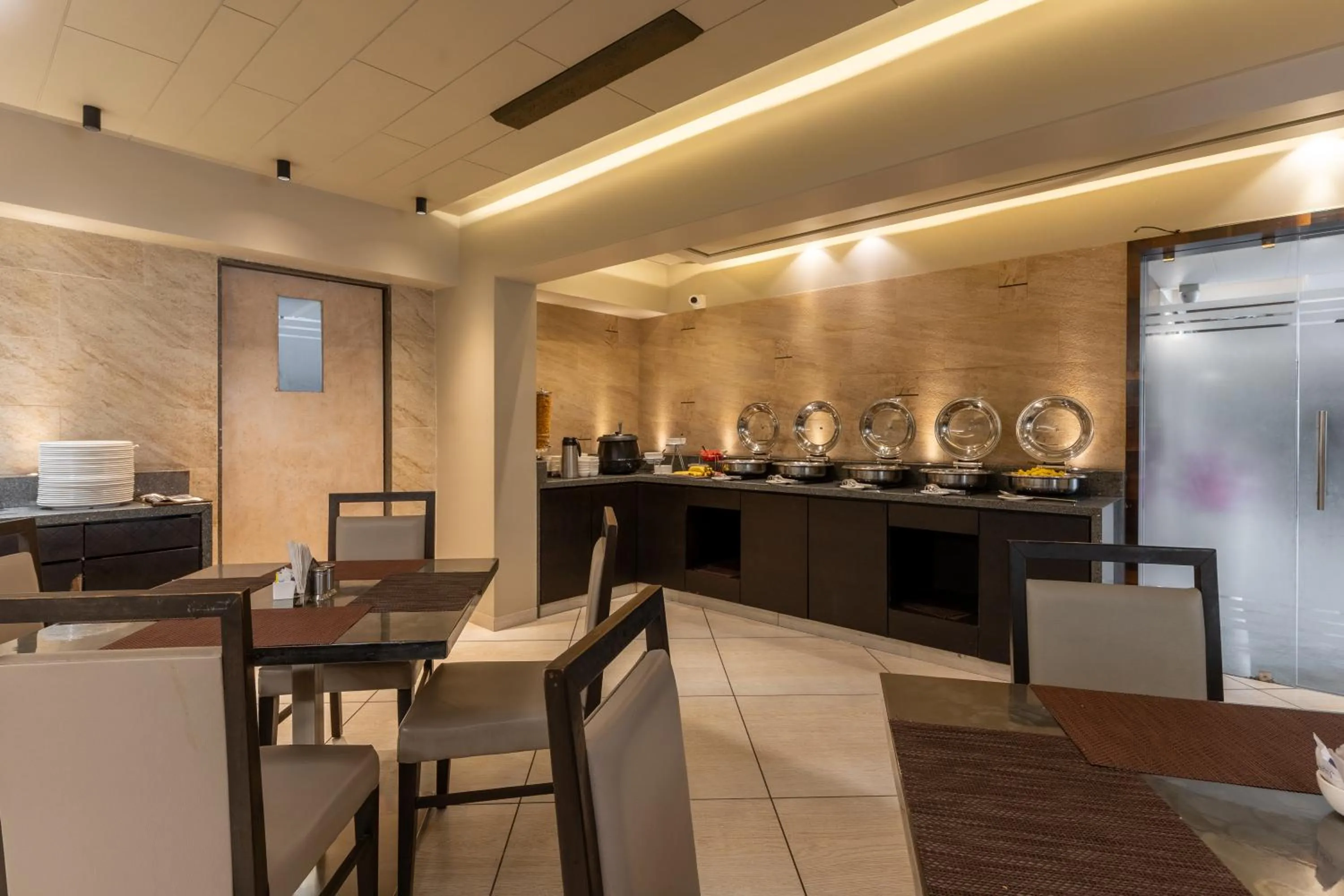 Restaurant/places to eat in Hotel Summit