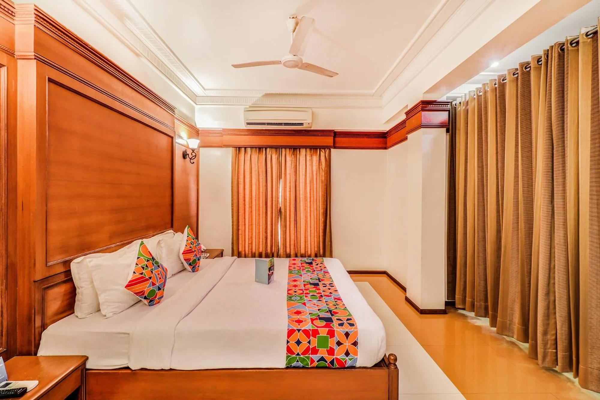 Bedroom, Bed in Hotel Summit