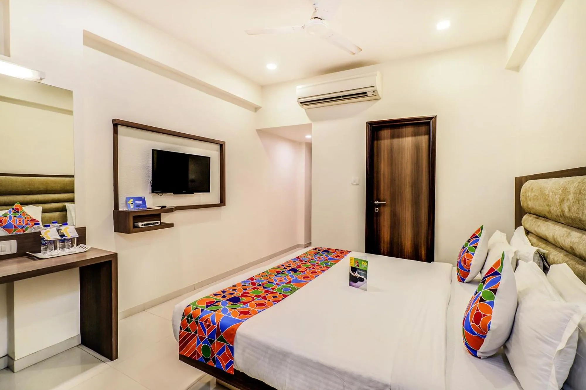 Bedroom, Bed in Hotel Summit