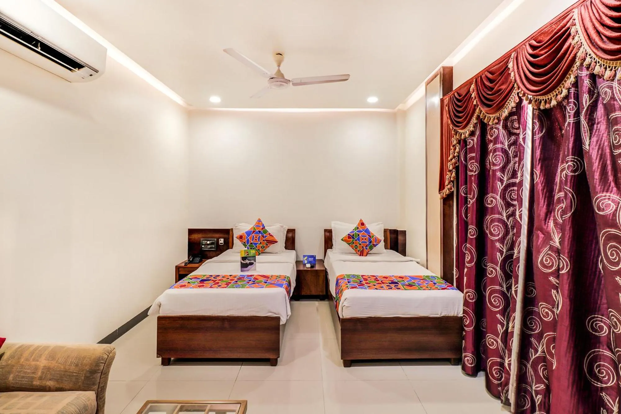 Bedroom, Bed in Hotel Summit