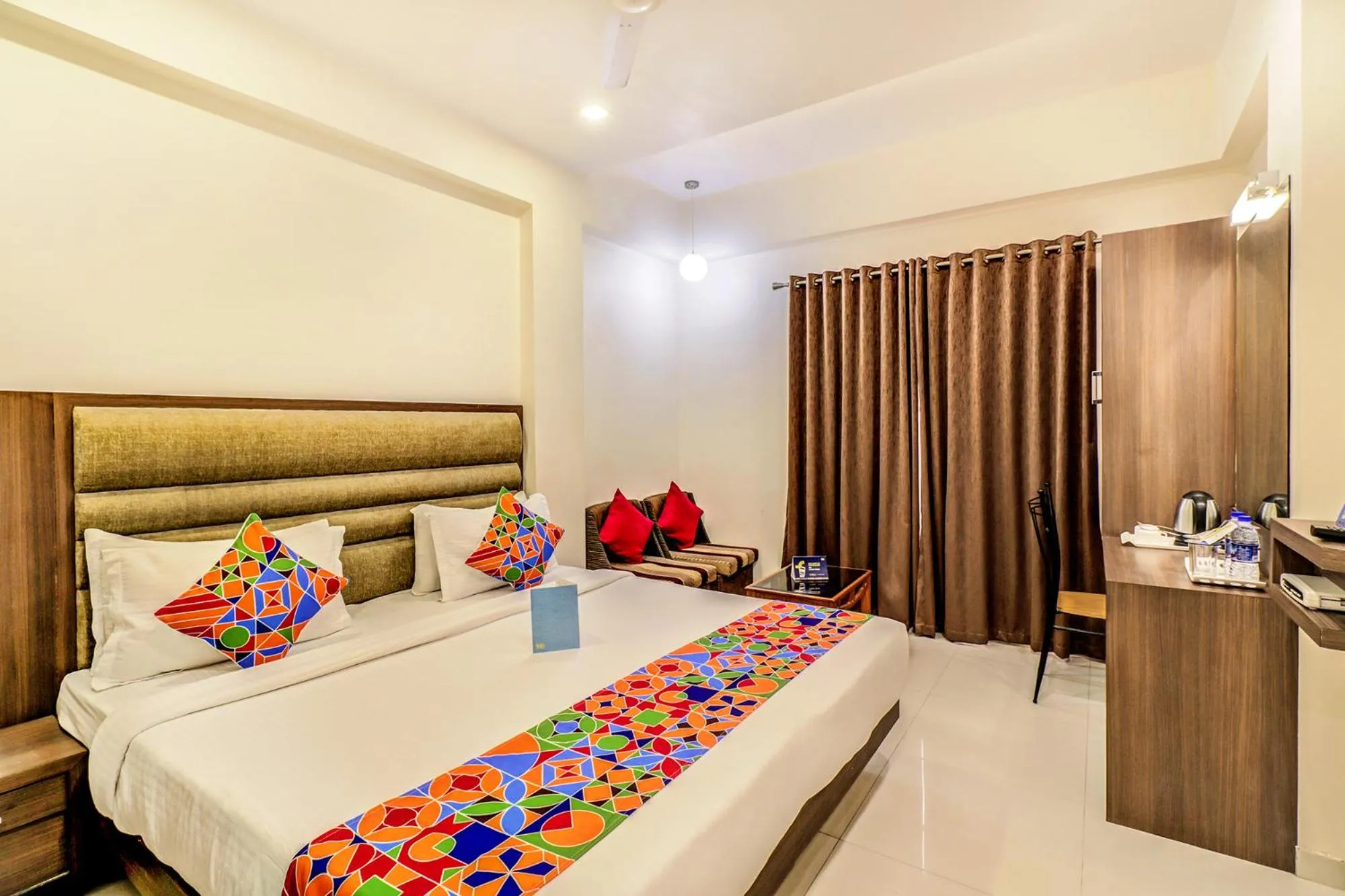 Seating area, Bed in Hotel Summit