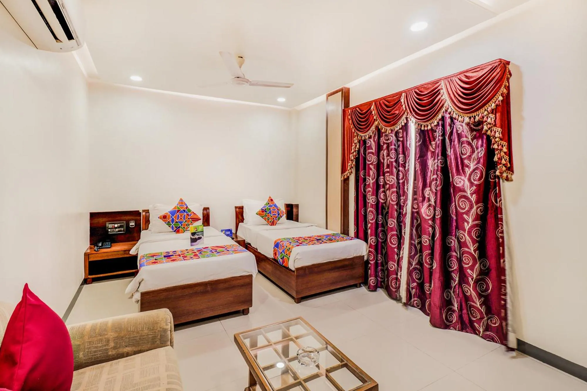 Bedroom, Bed in Hotel Summit