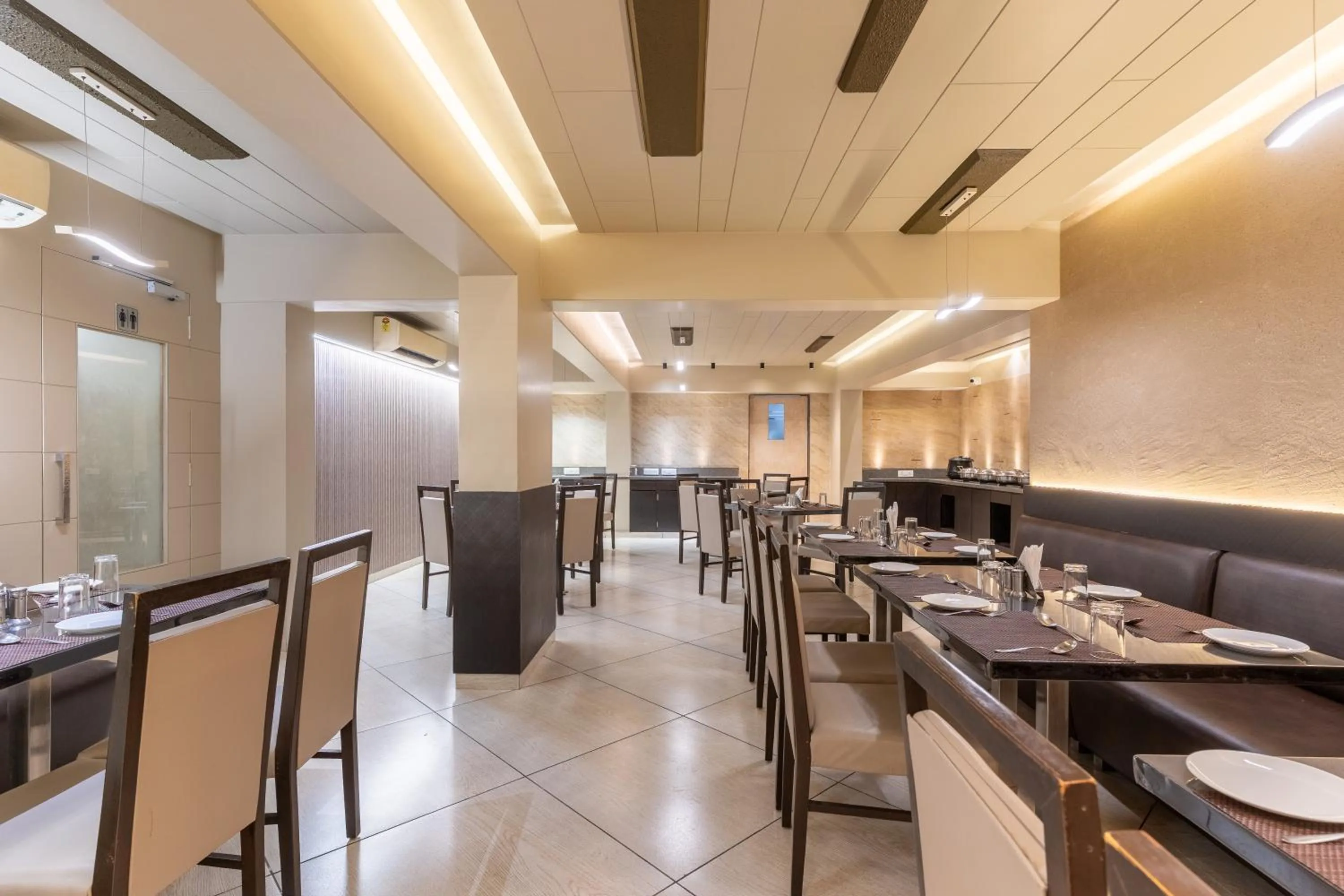 Restaurant/places to eat in Hotel Summit