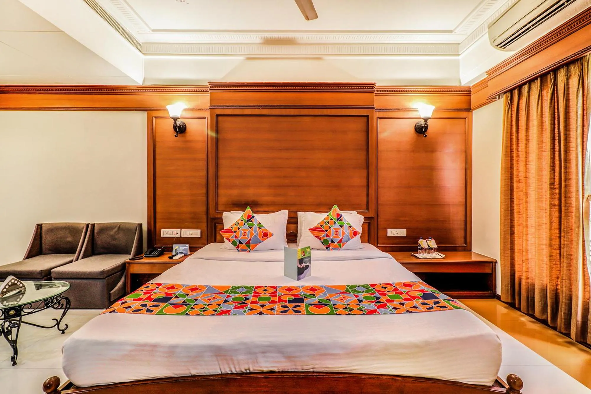 Bedroom, Bed in Hotel Summit