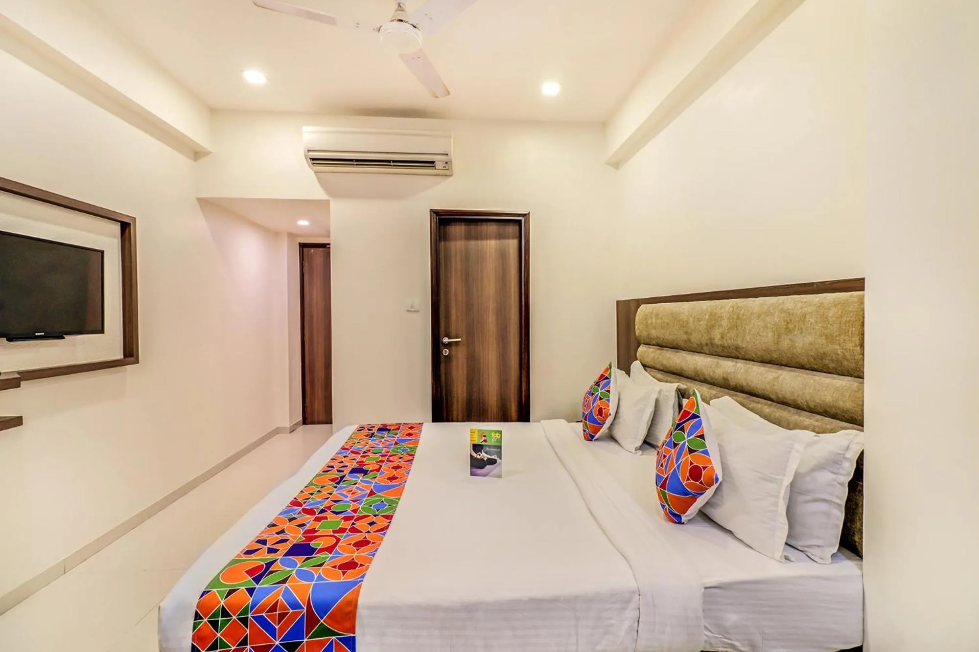 Bedroom, Bed in Hotel Summit