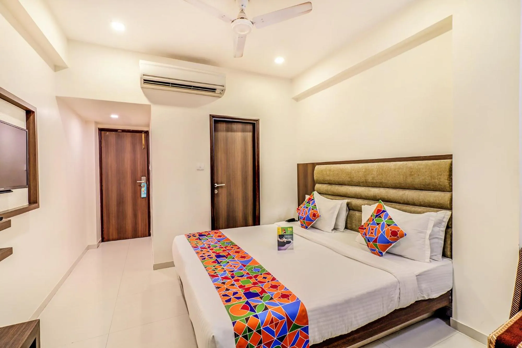 Bedroom, Bed in Hotel Summit