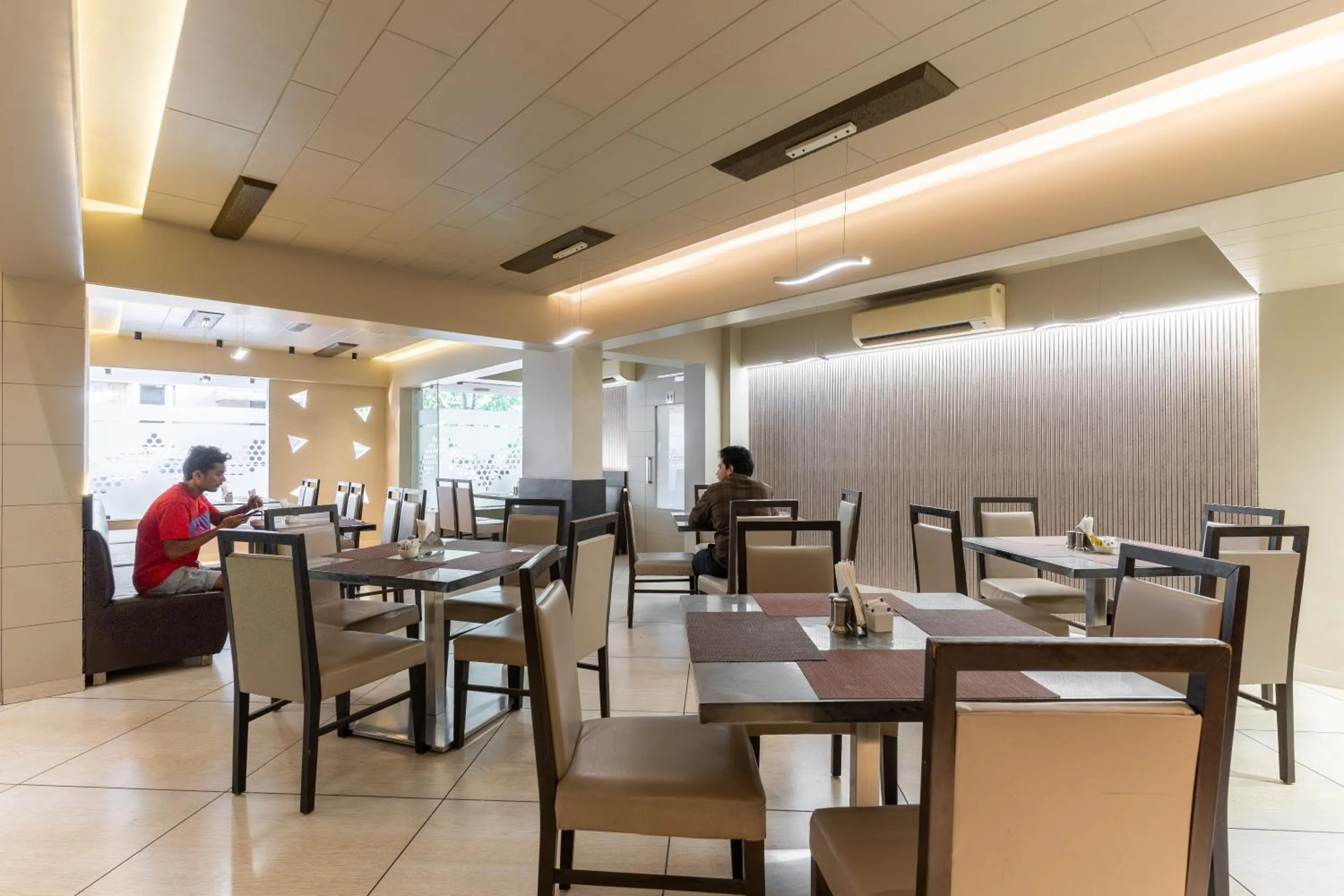 Restaurant/places to eat in Hotel Summit