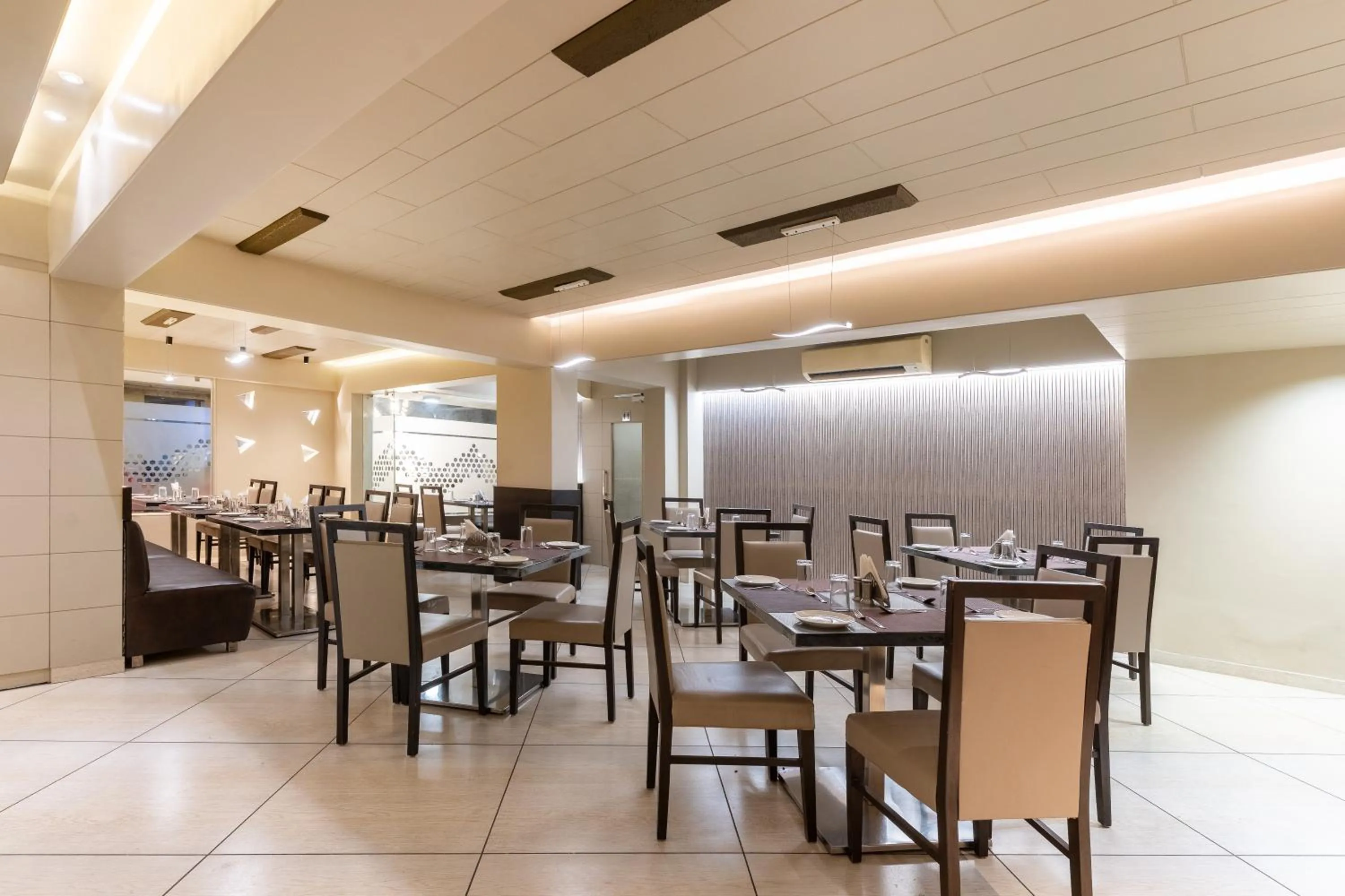 Restaurant/places to eat in Hotel Summit