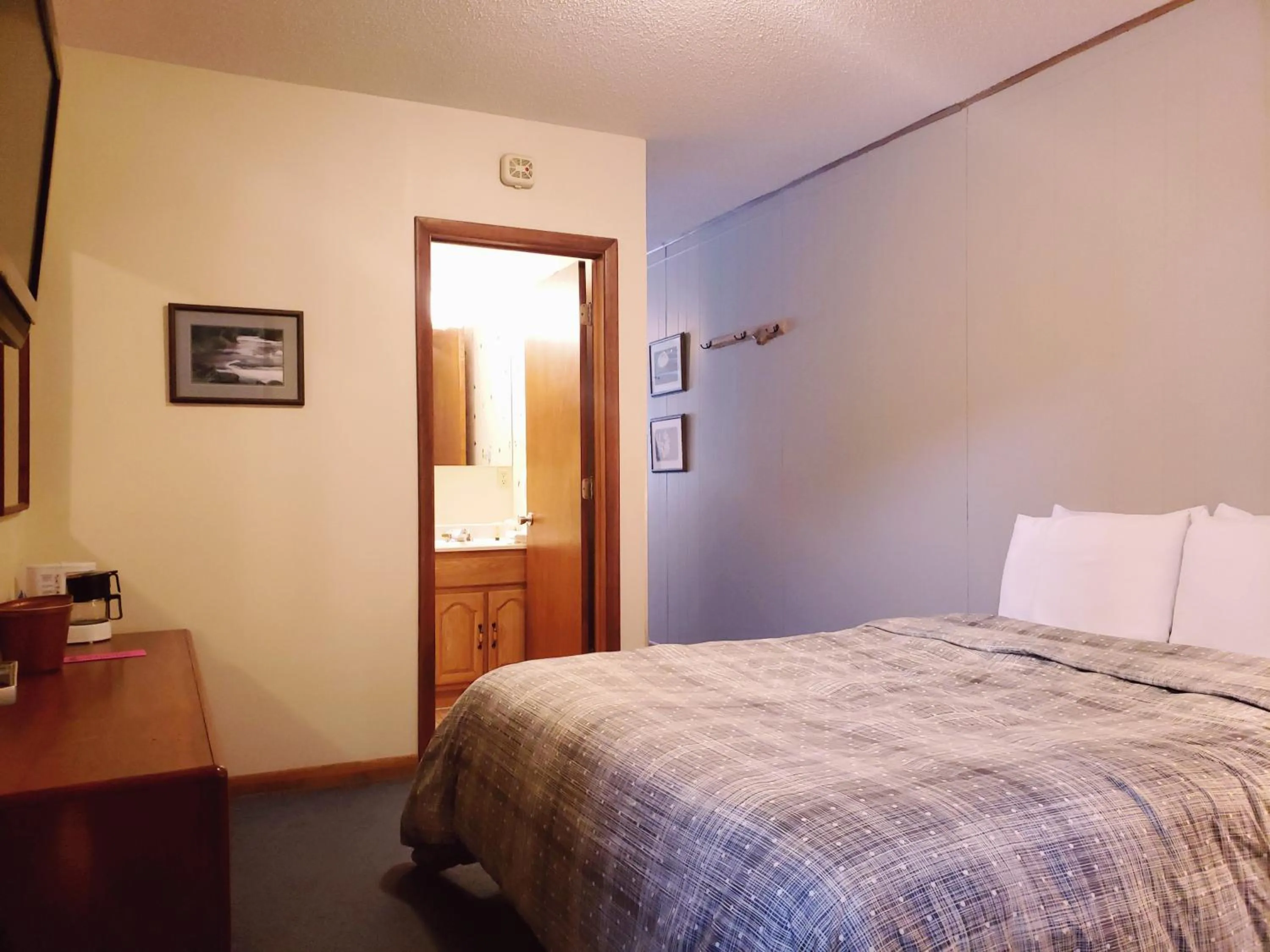 Bathroom, Bed in North Ironwood Acres - Black River Lodge
