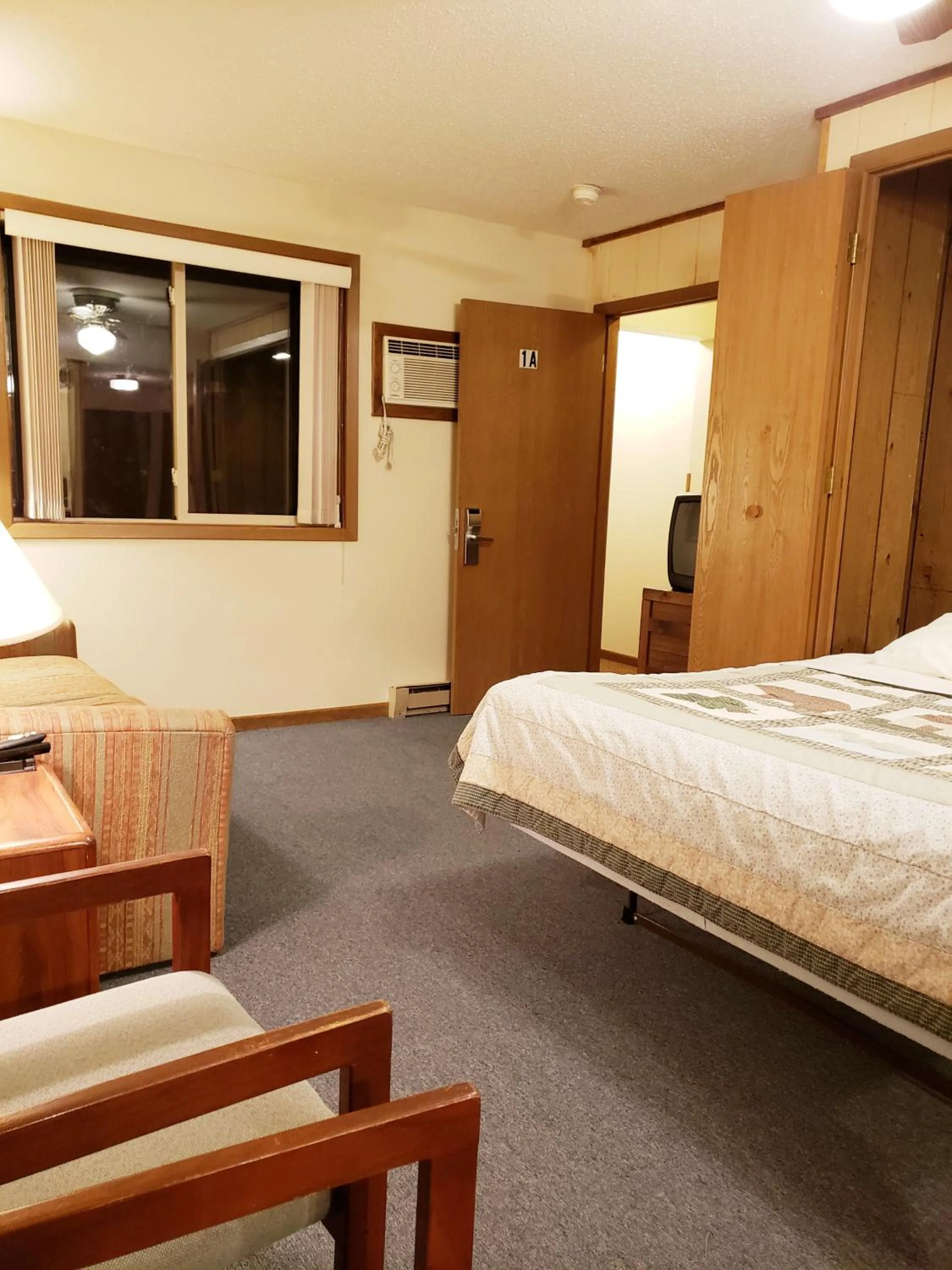 Facade/entrance, Bed in North Ironwood Acres - Black River Lodge